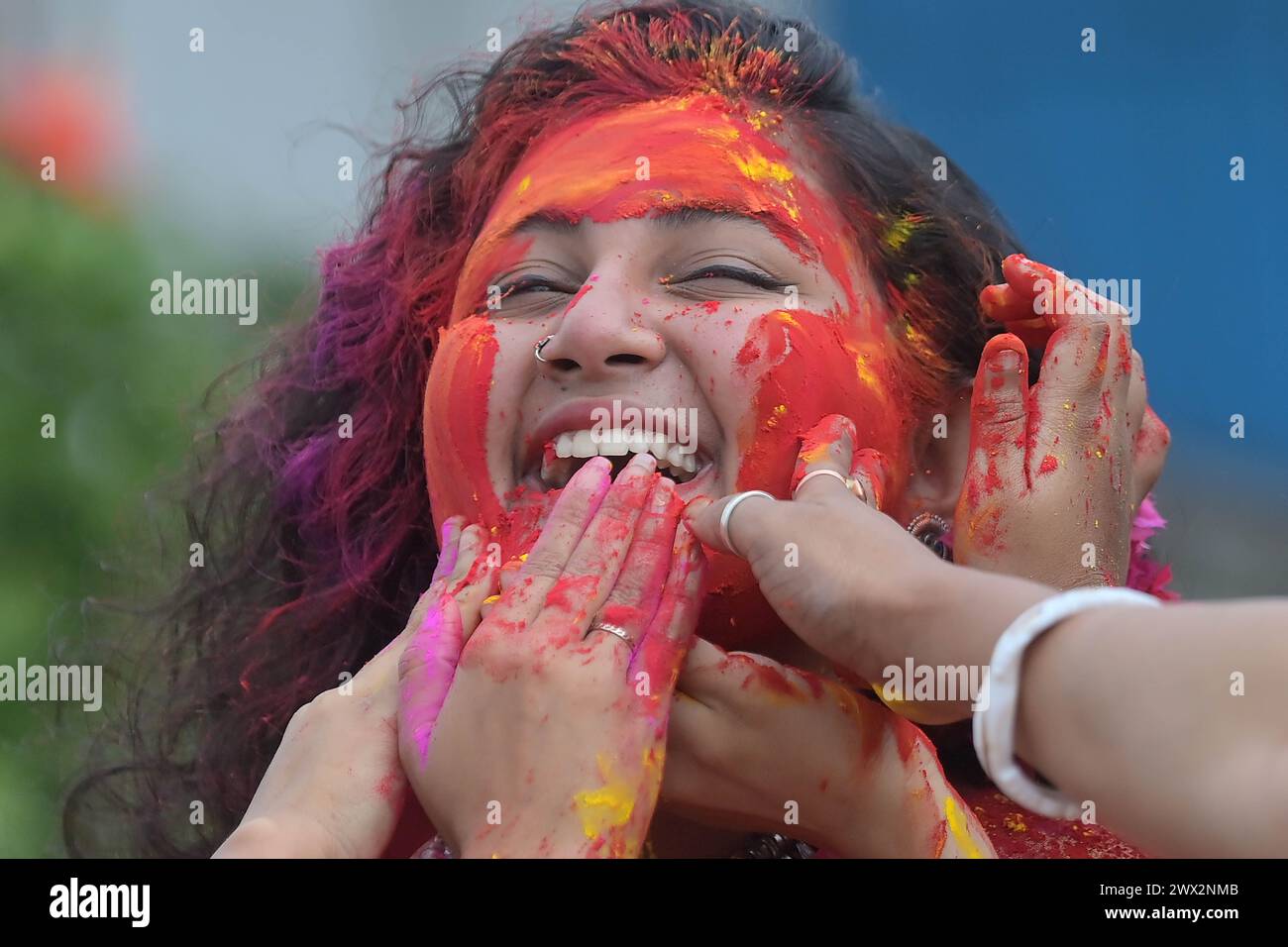Ragazze indiane adornate con 'Gulal' o polvere colorata durante il festival primaverile indù 'Holi', la festa del colore ad Agartala. Tripura, India. Foto Stock