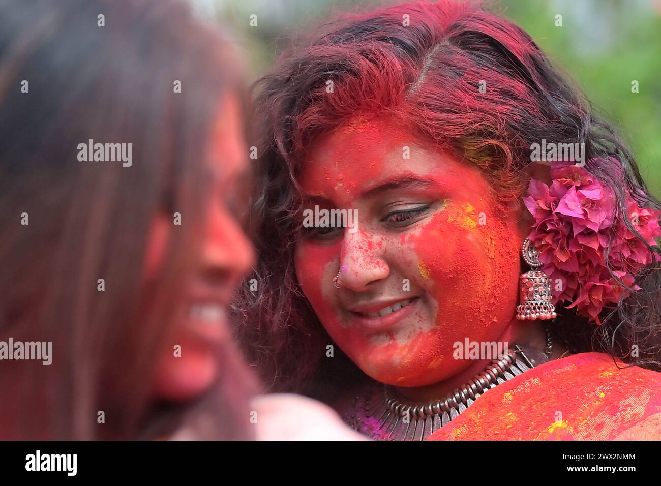 Ragazze indiane adornate con 'Gulal' o polvere colorata durante il festival primaverile indù 'Holi', la festa del colore ad Agartala. Tripura, India. Foto Stock