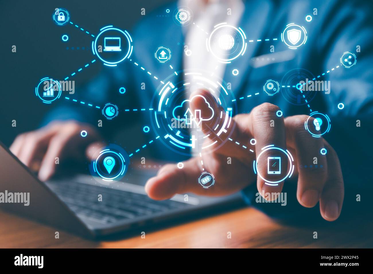 Uomo d'affari che mostra un cloud computing virtuale brillante per scaricare e caricare informazioni sui dati e caricarle sull'applicazione di rete del sistema. Dati tecnologici Foto Stock