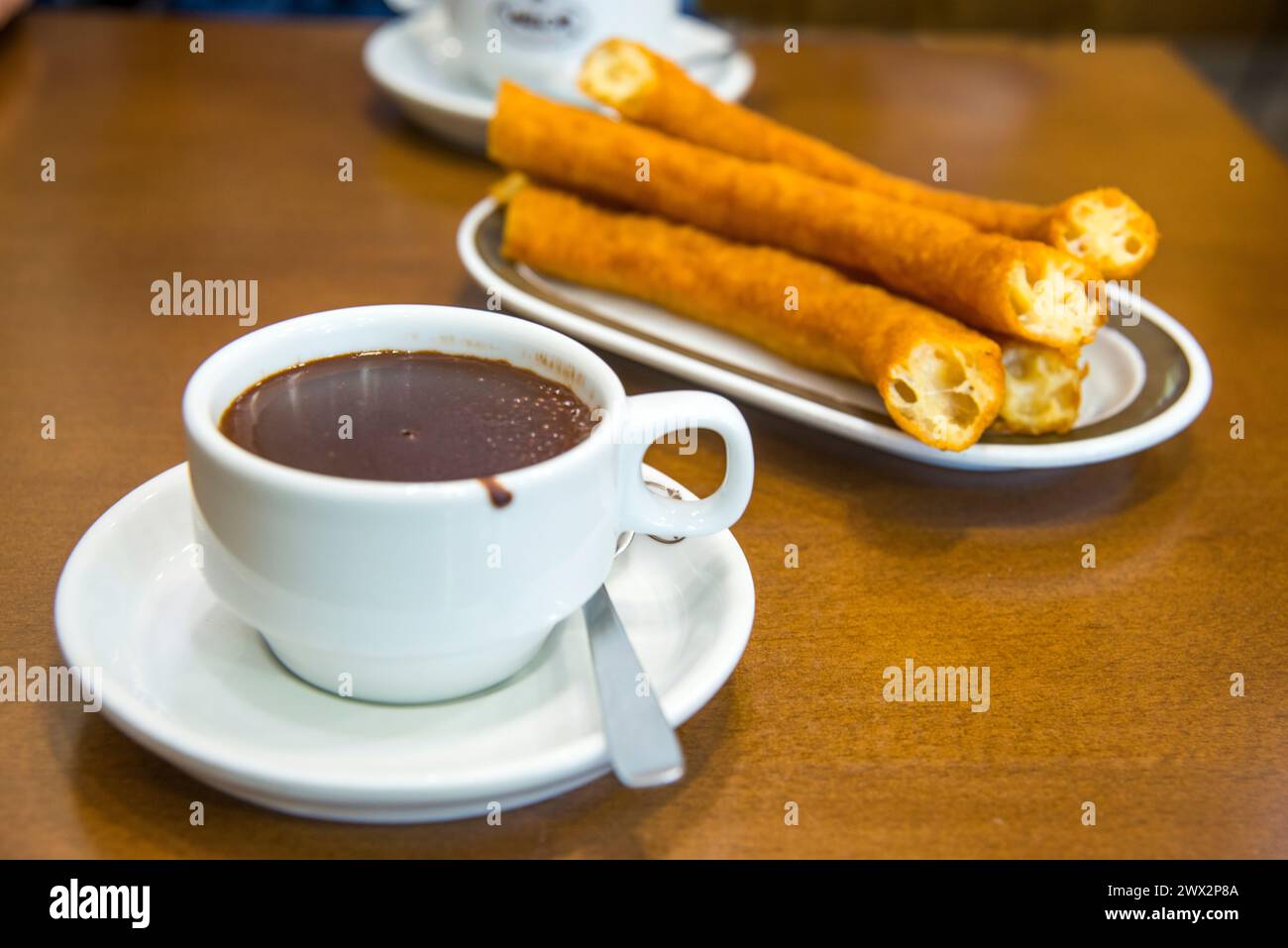 Prima colazione spagnola: cioccolato con porras. Madrid, Spagna. Foto Stock