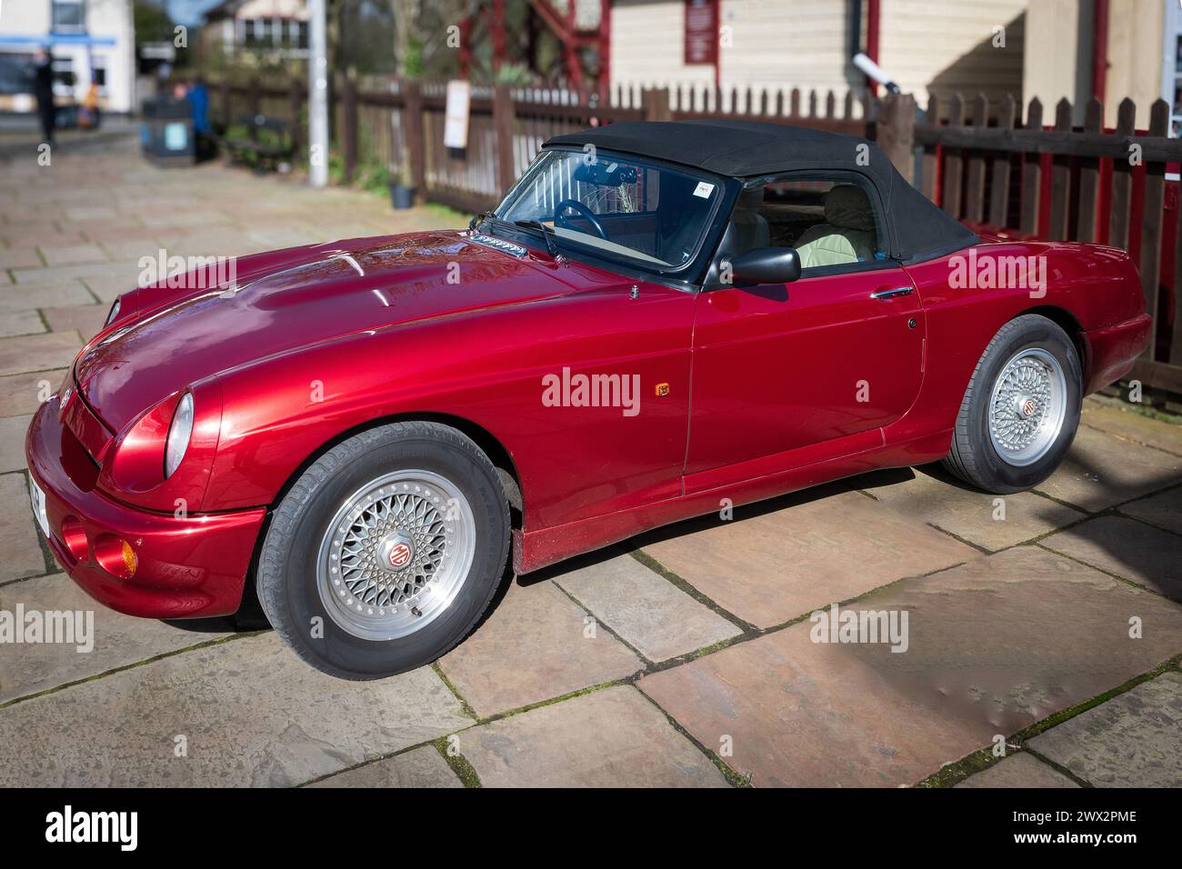 Vettura sportiva rossa classica convertibile MG V8. Foto Stock