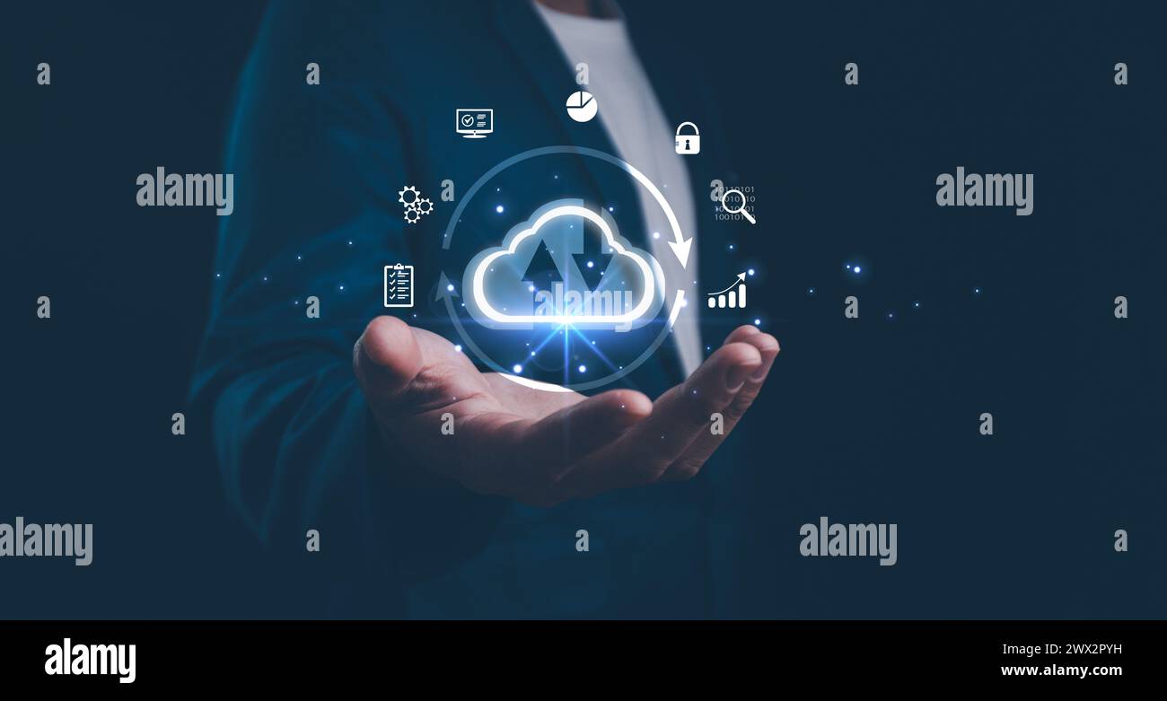 Uomo d'affari che mostra un cloud computing virtuale brillante per scaricare e caricare informazioni sui dati e caricarle sull'applicazione di rete del sistema. Dati tecnologici Foto Stock