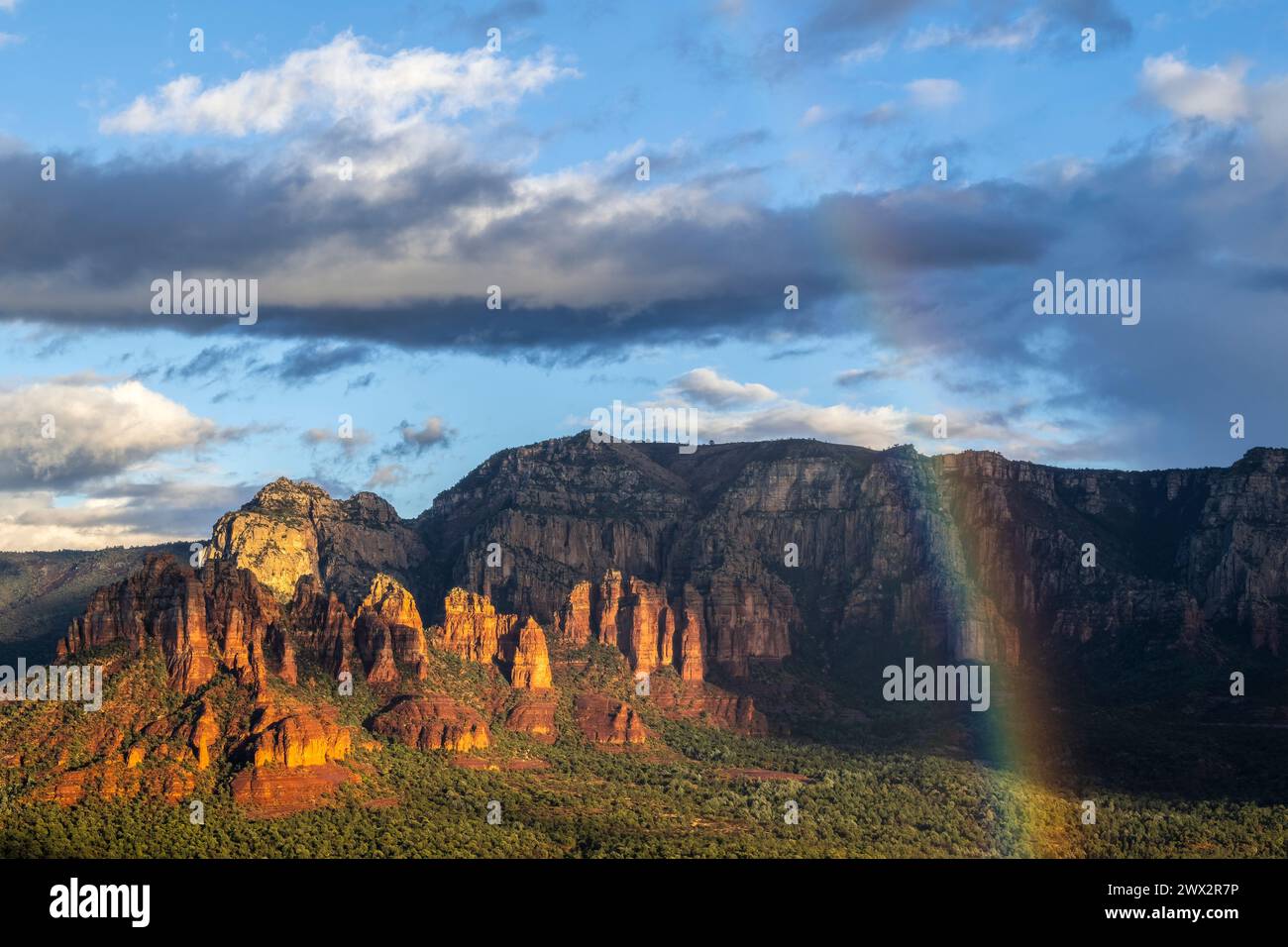 Rainbow Over the Munds Mountain Wilderness, Autumn, Sedona, Arizona., USA, di Dominique Braud/Dembinsky Photo Assoc Foto Stock