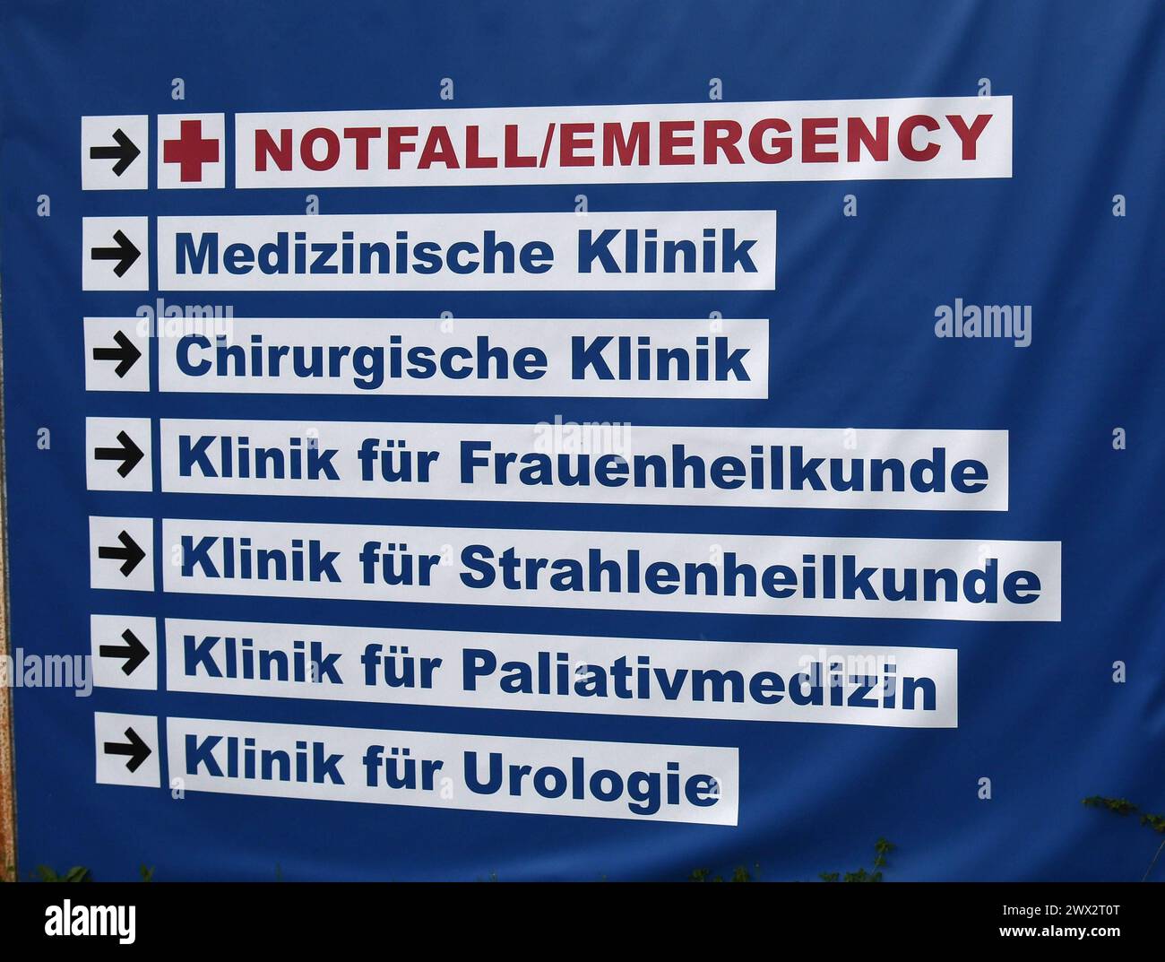 Wegweiser zu den verschiedenen Fachbereichen auf dem Gelaende der Uniklinik a Friburgo. DAS Universitätsklinikum Freiburg ist das viertgroesste Klinikum Deutschlands und gehoert zur 1457 gegruendeten Albert-Ludwigs-Universitaet Freiburg. . *** Guida ai vari dipartimenti presso l'ospedale universitario di Friburgo l'ospedale universitario di Friburgo è il quarto ospedale più grande della Germania e fa parte dell'Università Albert Ludwig di Friburgo, fondata nel 1457 Foto Stock