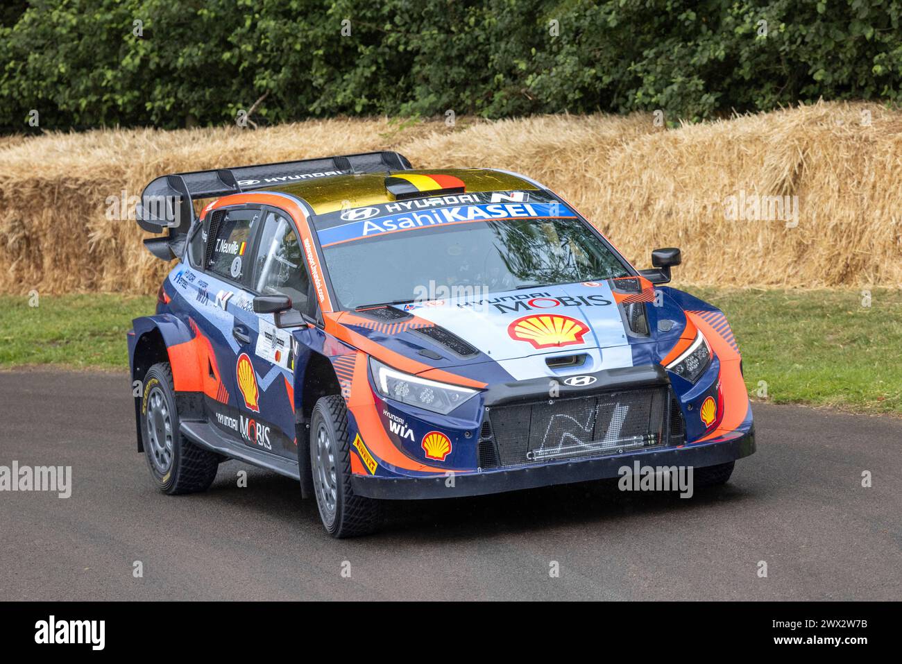 Thierry Neuville nel 2023 Hyundai i20 N Rally1 Hybrid al Goodwood Festival of Speed 2023, Sussex, Regno Unito Foto Stock