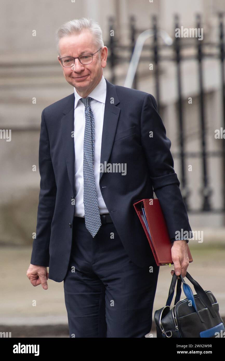 Londra, Regno Unito. 27 marzo 2024. Michael Gove - Segretario di Stato per il livellamento, gli alloggi e le comunità, Ministro delle relazioni intergovernative, si trova a Downing Street. Credito: Justin ng/Alamy Live News. Foto Stock