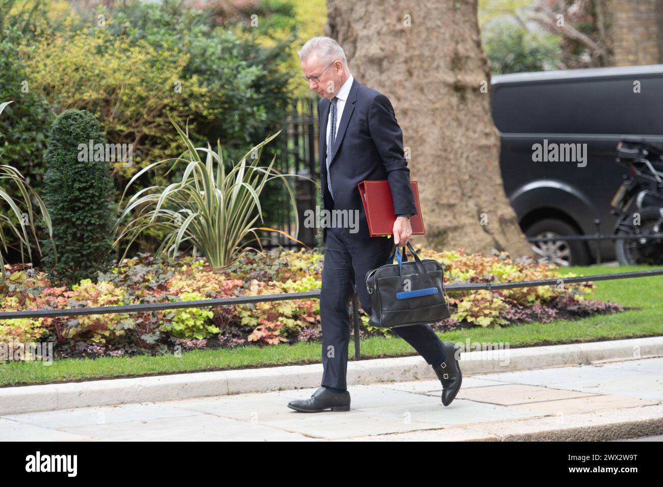 Londra, Regno Unito. 27 marzo 2024. Michael Gove - Segretario di Stato per il livellamento, gli alloggi e le comunità, Ministro delle relazioni intergovernative, si trova a Downing Street. Credito: Justin ng/Alamy Live News. Foto Stock