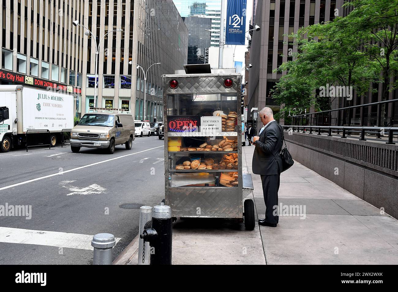 MANHTTAN/NEW YORK CITY / NEW YORK /USA/06.JUNE 2018_Food vandor nel quartiere finanziario di Manhattan New York. . (Photo.Francis Dean / Deanpictures. Foto Stock