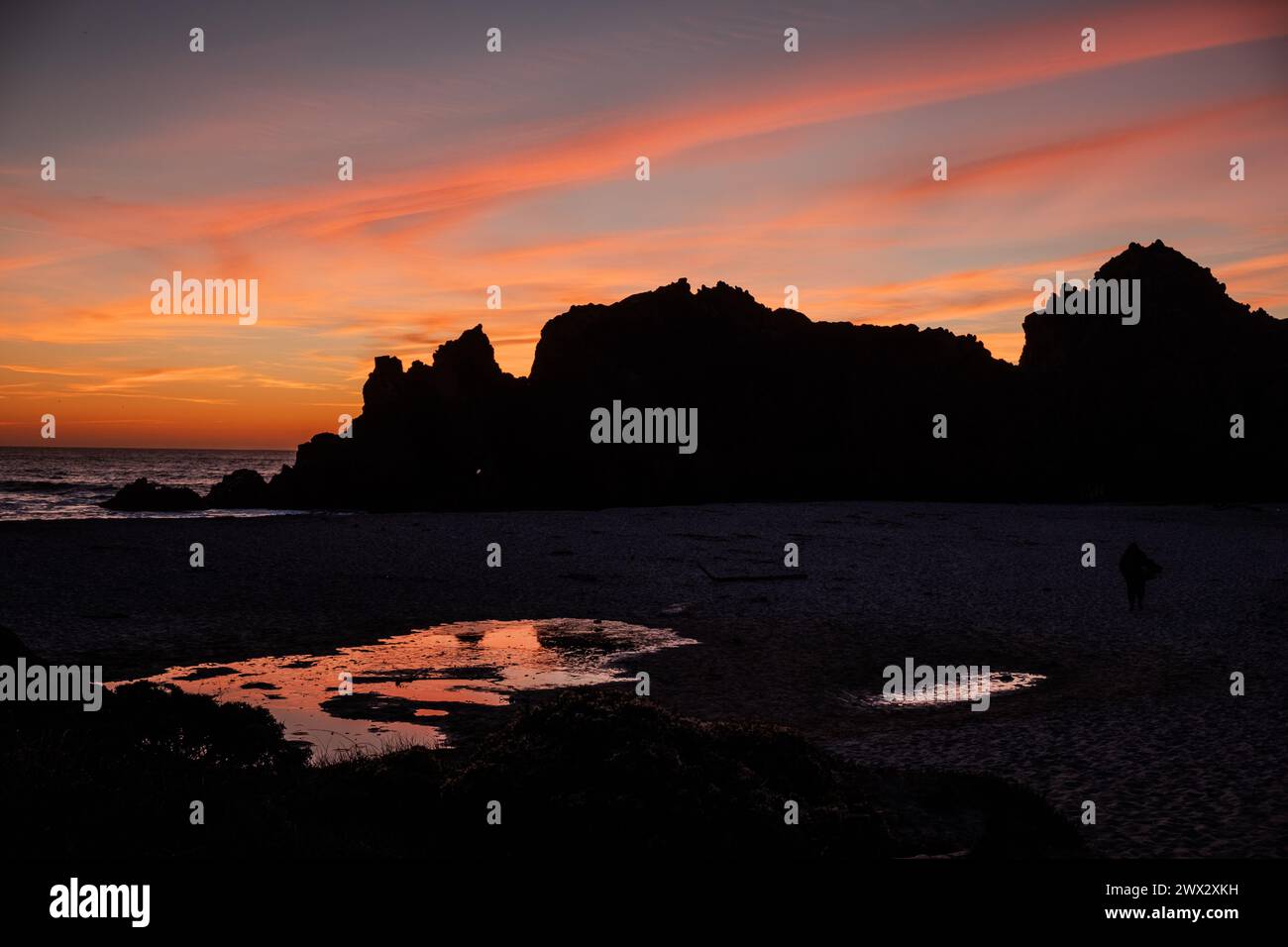 Suggestiva e vibrante vista del tramonto di Pfeiffer Beach a Big Sur, California, Stati Uniti Foto Stock