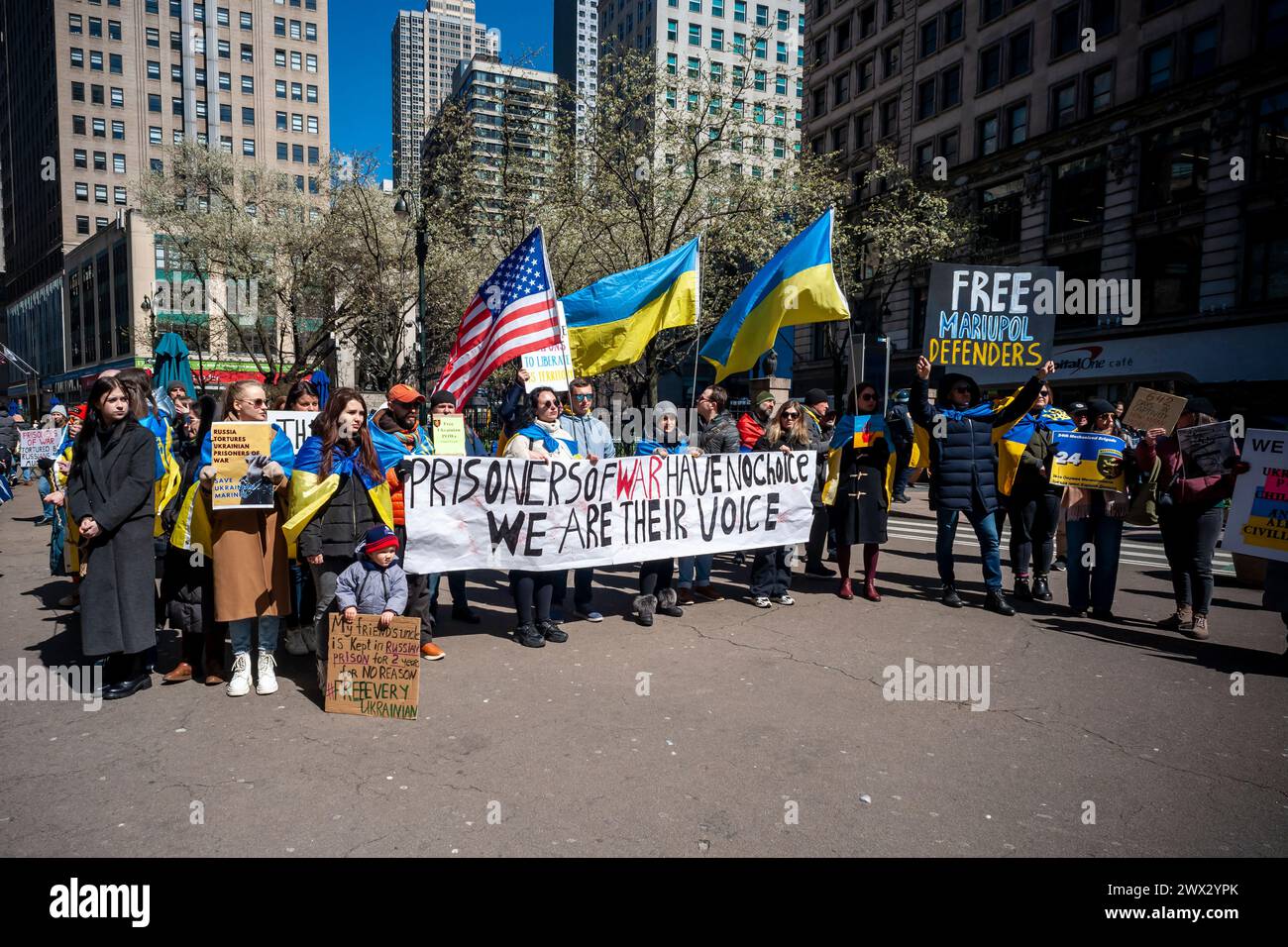 Gli ucraini-americani e i loro sostenitori si riuniscono in Herald Square a New York domenica 24 marzo 2024 per protestare contro l'invasione russa dell'Ucraina e l'incarcerazione dei prigionieri di guerra ucraini (© Richard B. Levine) Foto Stock