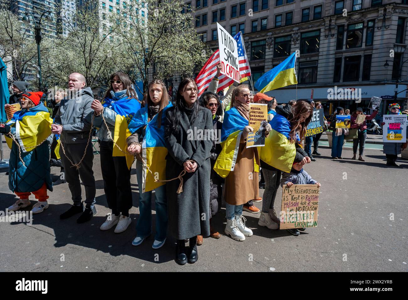 Gli ucraini-americani e i loro sostenitori si riuniscono in Herald Square a New York domenica 24 marzo 2024 per protestare contro l'invasione russa dell'Ucraina e l'incarcerazione dei prigionieri di guerra ucraini (© Richard B. Levine) Foto Stock