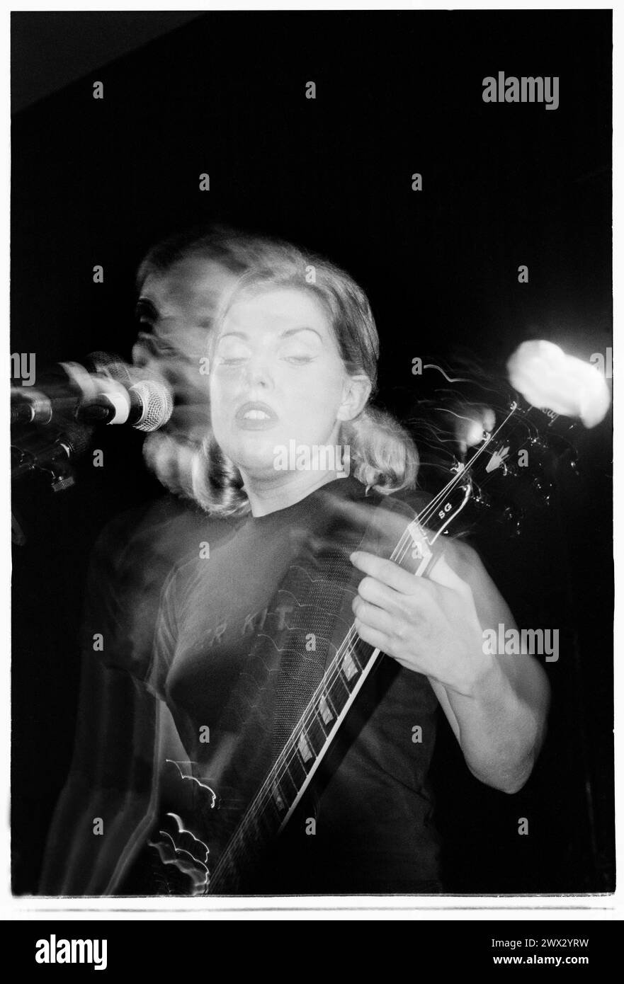 TANYA DONELLY, BELLY, 1995: Tanya Donelly of Belly suona dal vivo alla Bristol University Anson Room il 24 febbraio 1995. Fotografia: Rob Watkins. INFO: Belly, una band alternative rock originaria di Newport, Rhode Island, emerse negli anni '90 con il loro suono melodico e i testi introspettivi. Successi come "Feed the Tree" hanno mostrato la loro accattivante miscela di folk e alternative rock, guadagnando loro un seguito devoto. Foto Stock