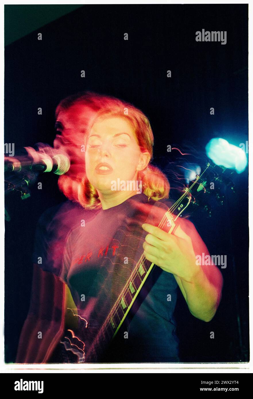 TANYA DONELLY, BELLY, 1995: Tanya Donelly of Belly suona dal vivo alla Bristol University Anson Room il 24 febbraio 1995. Fotografia: Rob Watkins. INFO: Belly, una band alternative rock originaria di Newport, Rhode Island, emerse negli anni '90 con il loro suono melodico e i testi introspettivi. Successi come "Feed the Tree" hanno mostrato la loro accattivante miscela di folk e alternative rock, guadagnando loro un seguito devoto. Foto Stock