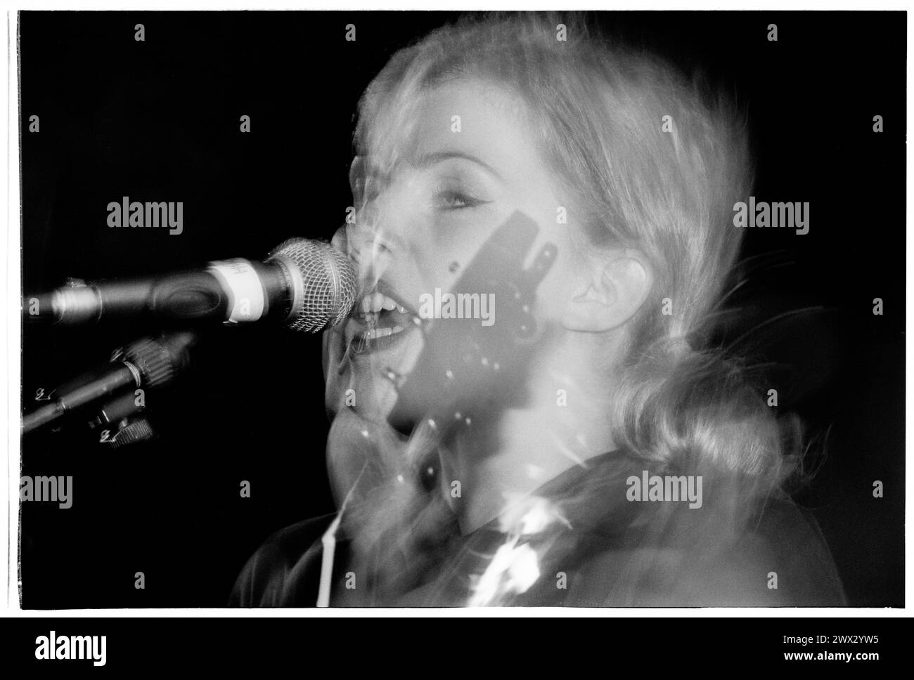 TANYA DONELLY, BELLY, 1995: Tanya Donelly of Belly suona dal vivo alla Bristol University Anson Room il 24 febbraio 1995. Fotografia: Rob Watkins. INFO: Belly, una band alternative rock originaria di Newport, Rhode Island, emerse negli anni '90 con il loro suono melodico e i testi introspettivi. Successi come "Feed the Tree" hanno mostrato la loro accattivante miscela di folk e alternative rock, guadagnando loro un seguito devoto. Foto Stock