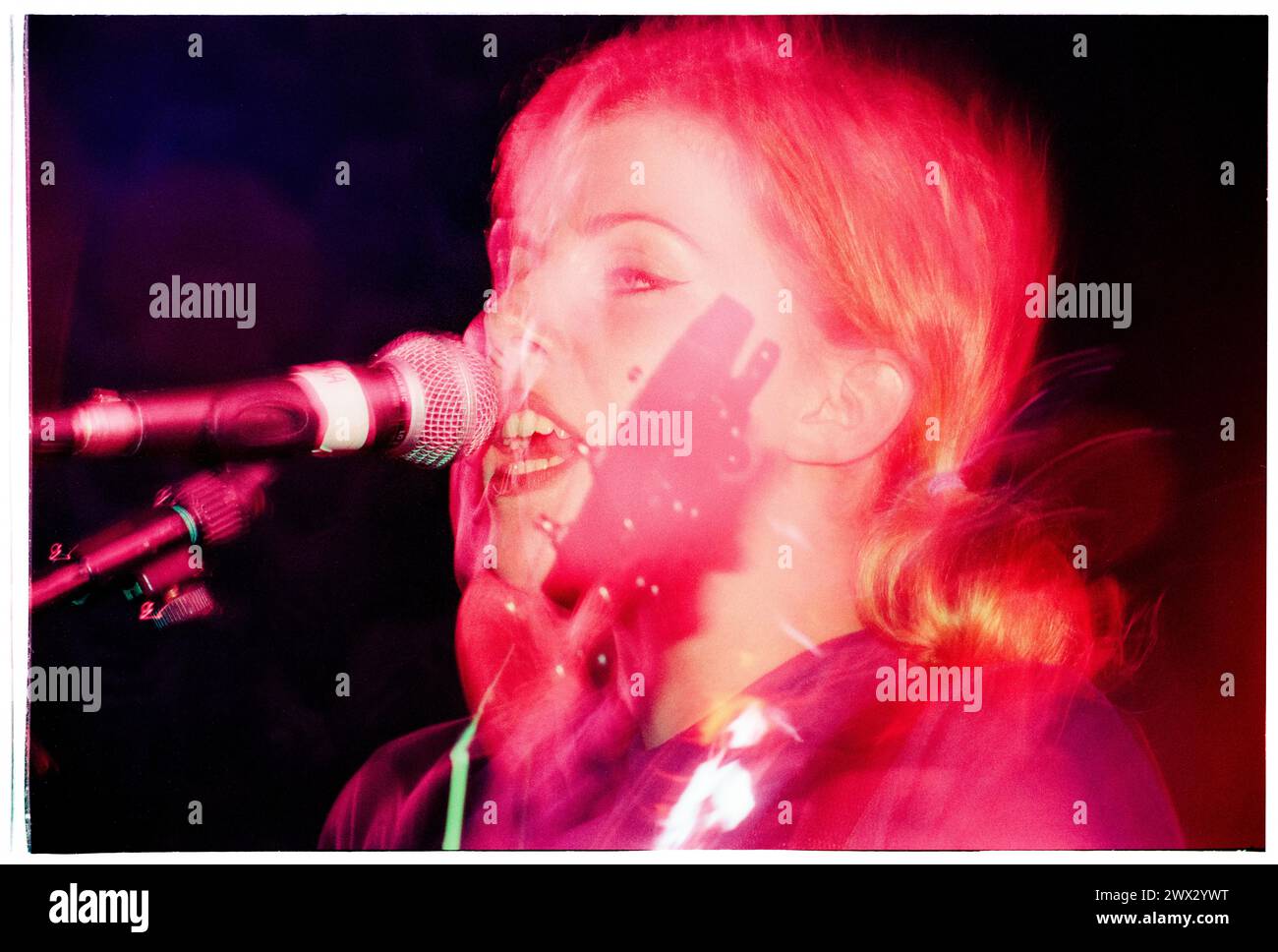 TANYA DONELLY, BELLY, 1995: Tanya Donelly of Belly suona dal vivo alla Bristol University Anson Room il 24 febbraio 1995. Fotografia: Rob Watkins. INFO: Belly, una band alternative rock originaria di Newport, Rhode Island, emerse negli anni '90 con il loro suono melodico e i testi introspettivi. Successi come "Feed the Tree" hanno mostrato la loro accattivante miscela di folk e alternative rock, guadagnando loro un seguito devoto. Foto Stock