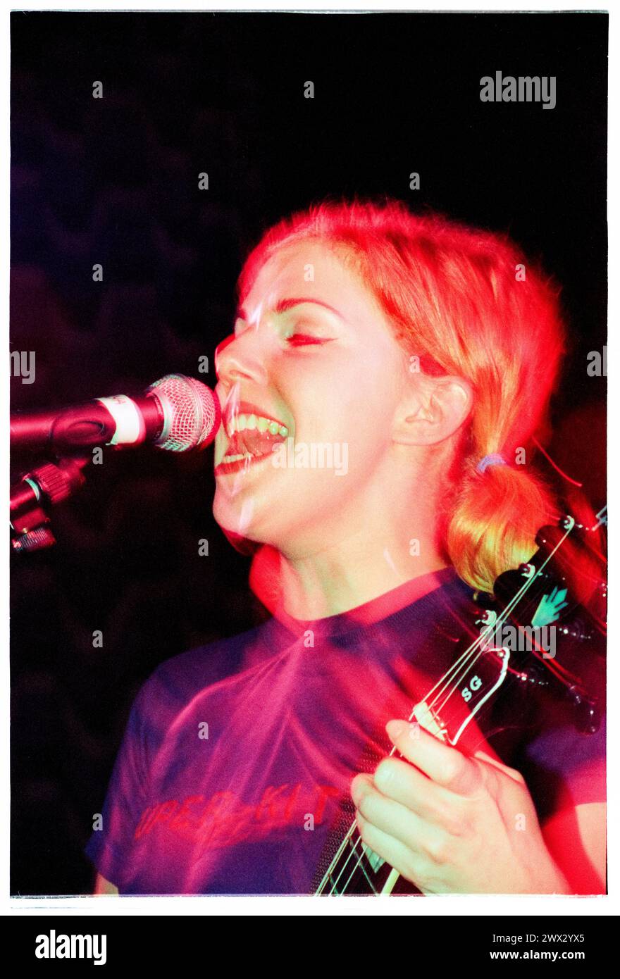 TANYA DONELLY, BELLY, 1995: Tanya Donelly of Belly suona dal vivo alla Bristol University Anson Room il 24 febbraio 1995. Fotografia: Rob Watkins. INFO: Belly, una band alternative rock originaria di Newport, Rhode Island, emerse negli anni '90 con il loro suono melodico e i testi introspettivi. Successi come "Feed the Tree" hanno mostrato la loro accattivante miscela di folk e alternative rock, guadagnando loro un seguito devoto. Foto Stock