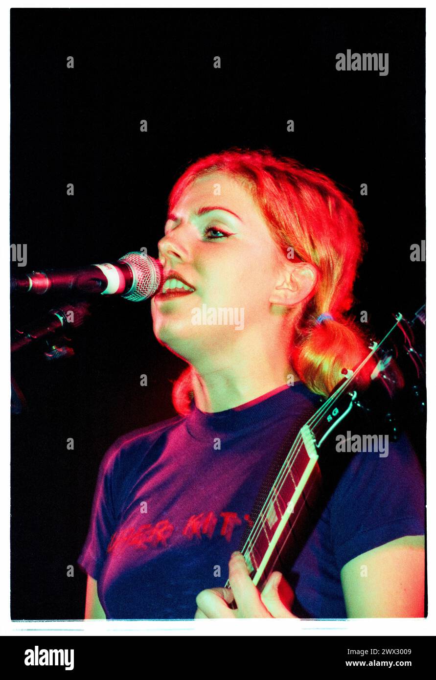 TANYA DONELLY, BELLY, 1995: Tanya Donelly of Belly suona dal vivo alla Bristol University Anson Room il 24 febbraio 1995. Fotografia: Rob Watkins. INFO: Belly, una band alternative rock originaria di Newport, Rhode Island, emerse negli anni '90 con il loro suono melodico e i testi introspettivi. Successi come "Feed the Tree" hanno mostrato la loro accattivante miscela di folk e alternative rock, guadagnando loro un seguito devoto. Foto Stock