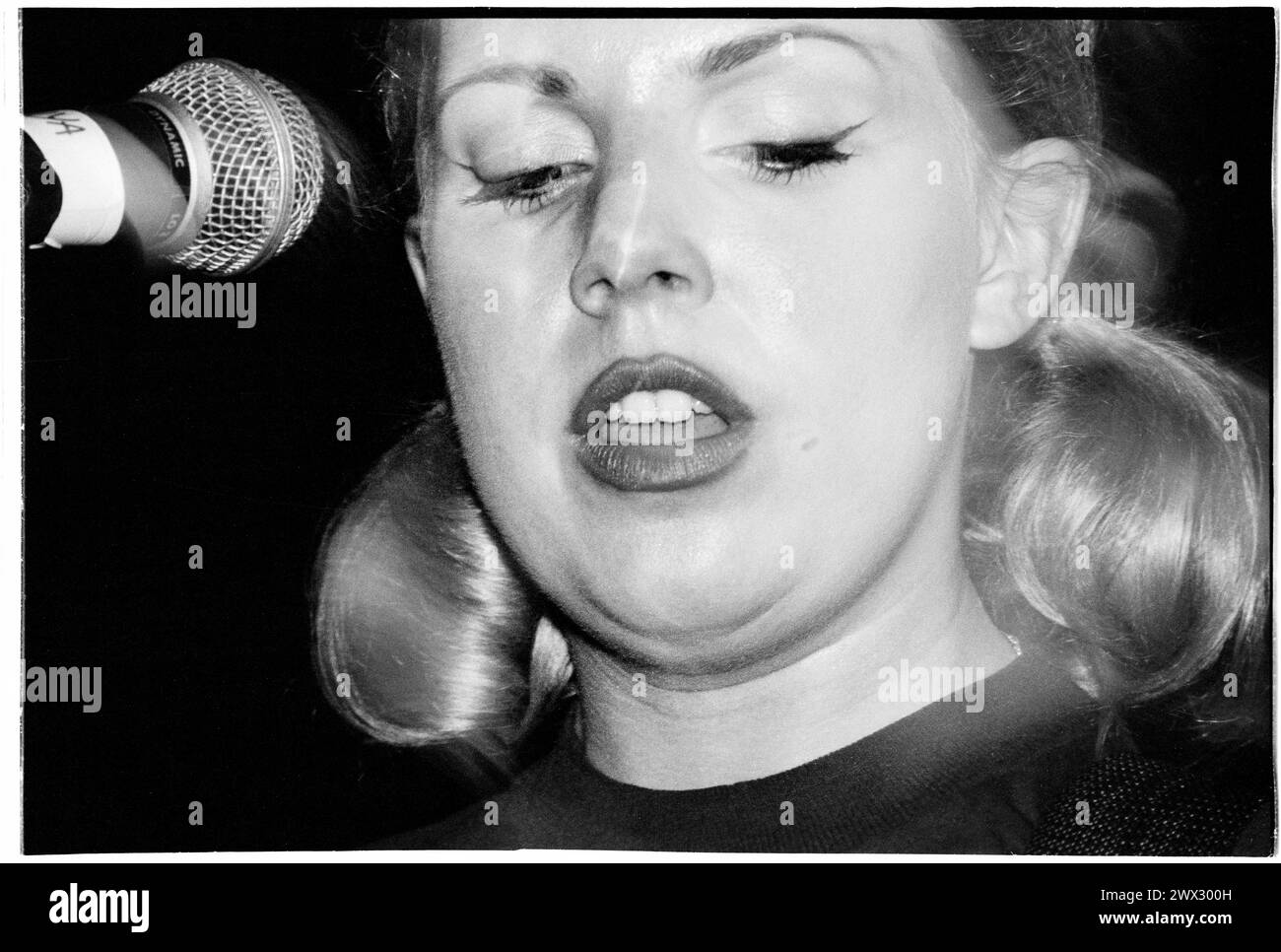 TANYA DONELLY, BELLY, 1995: Tanya Donelly of Belly suona dal vivo alla Bristol University Anson Room il 24 febbraio 1995. Fotografia: Rob Watkins. INFO: Belly, una band alternative rock originaria di Newport, Rhode Island, emerse negli anni '90 con il loro suono melodico e i testi introspettivi. Successi come "Feed the Tree" hanno mostrato la loro accattivante miscela di folk e alternative rock, guadagnando loro un seguito devoto. Foto Stock