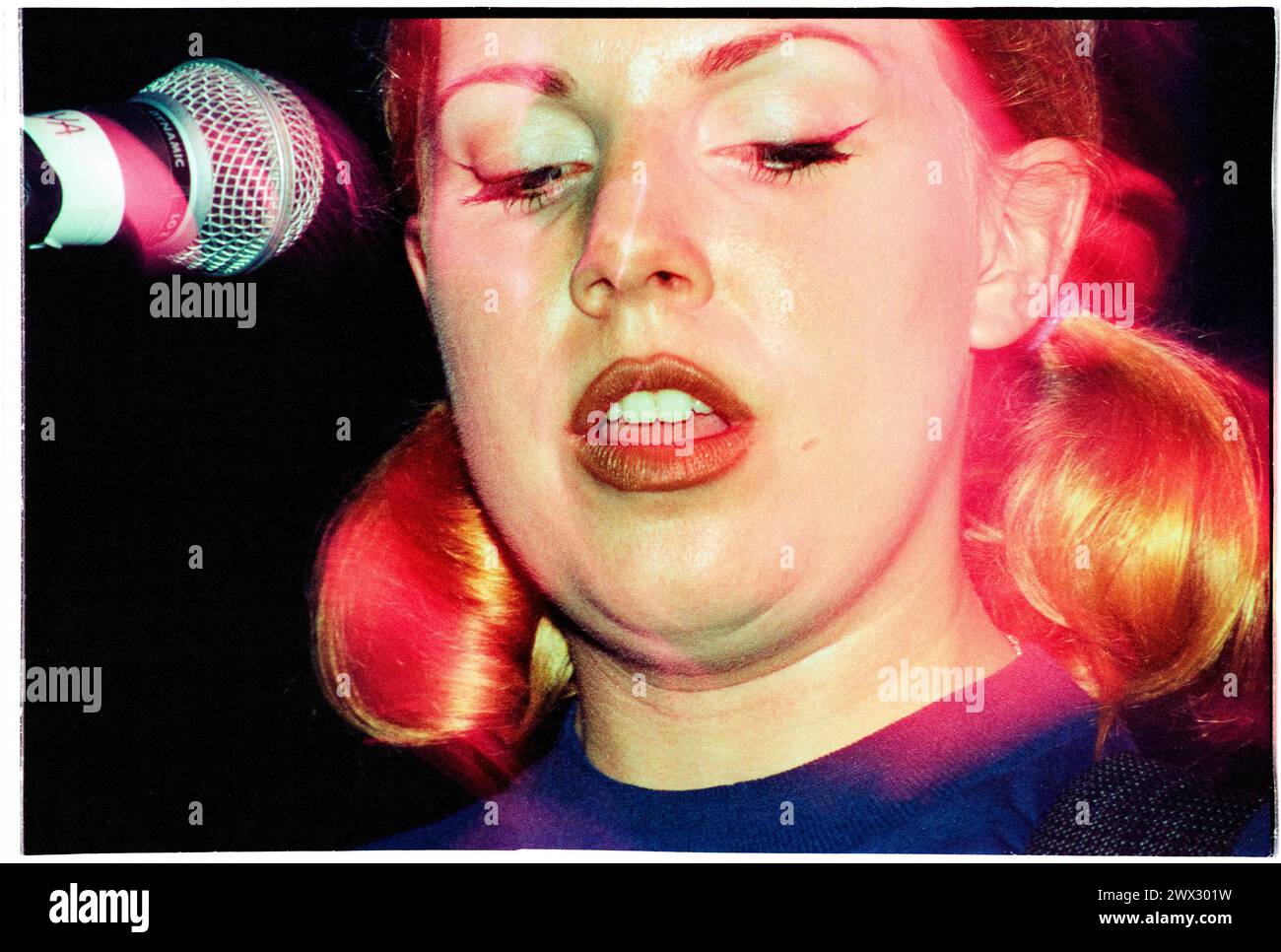 TANYA DONELLY, BELLY, 1995: Tanya Donelly of Belly suona dal vivo alla Bristol University Anson Room il 24 febbraio 1995. Fotografia: Rob Watkins. INFO: Belly, una band alternative rock originaria di Newport, Rhode Island, emerse negli anni '90 con il loro suono melodico e i testi introspettivi. Successi come "Feed the Tree" hanno mostrato la loro accattivante miscela di folk e alternative rock, guadagnando loro un seguito devoto. Foto Stock