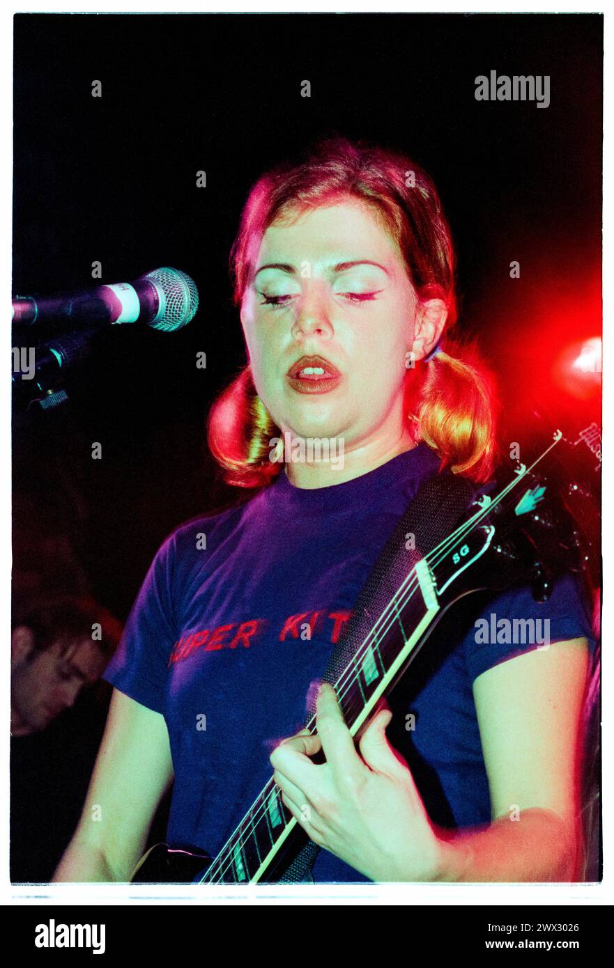 TANYA DONELLY, BELLY, 1995: Tanya Donelly of Belly suona dal vivo alla Bristol University Anson Room il 24 febbraio 1995. Fotografia: Rob Watkins. INFO: Belly, una band alternative rock originaria di Newport, Rhode Island, emerse negli anni '90 con il loro suono melodico e i testi introspettivi. Successi come "Feed the Tree" hanno mostrato la loro accattivante miscela di folk e alternative rock, guadagnando loro un seguito devoto. Foto Stock