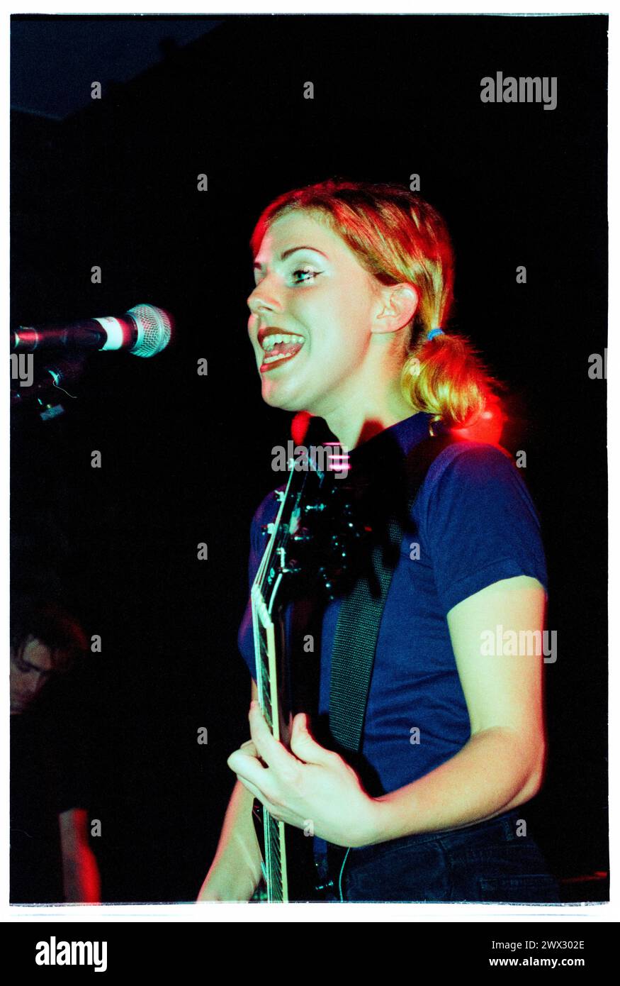 TANYA DONELLY, BELLY, 1995: Tanya Donelly of Belly suona dal vivo alla Bristol University Anson Room il 24 febbraio 1995. Fotografia: Rob Watkins. INFO: Belly, una band alternative rock originaria di Newport, Rhode Island, emerse negli anni '90 con il loro suono melodico e i testi introspettivi. Successi come "Feed the Tree" hanno mostrato la loro accattivante miscela di folk e alternative rock, guadagnando loro un seguito devoto. Foto Stock
