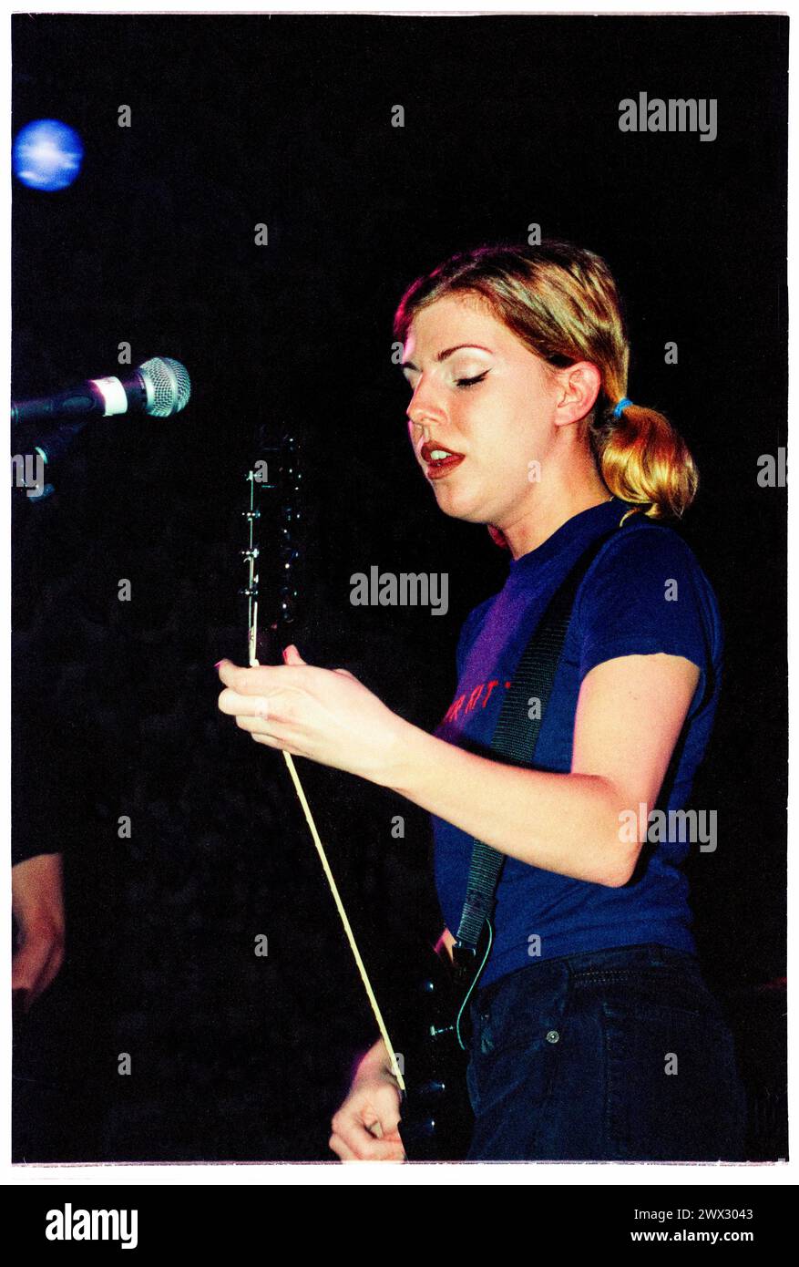 TANYA DONELLY, BELLY, 1995: Tanya Donelly of Belly suona dal vivo alla Bristol University Anson Room il 24 febbraio 1995. Fotografia: Rob Watkins. INFO: Belly, una band alternative rock originaria di Newport, Rhode Island, emerse negli anni '90 con il loro suono melodico e i testi introspettivi. Successi come "Feed the Tree" hanno mostrato la loro accattivante miscela di folk e alternative rock, guadagnando loro un seguito devoto. Foto Stock