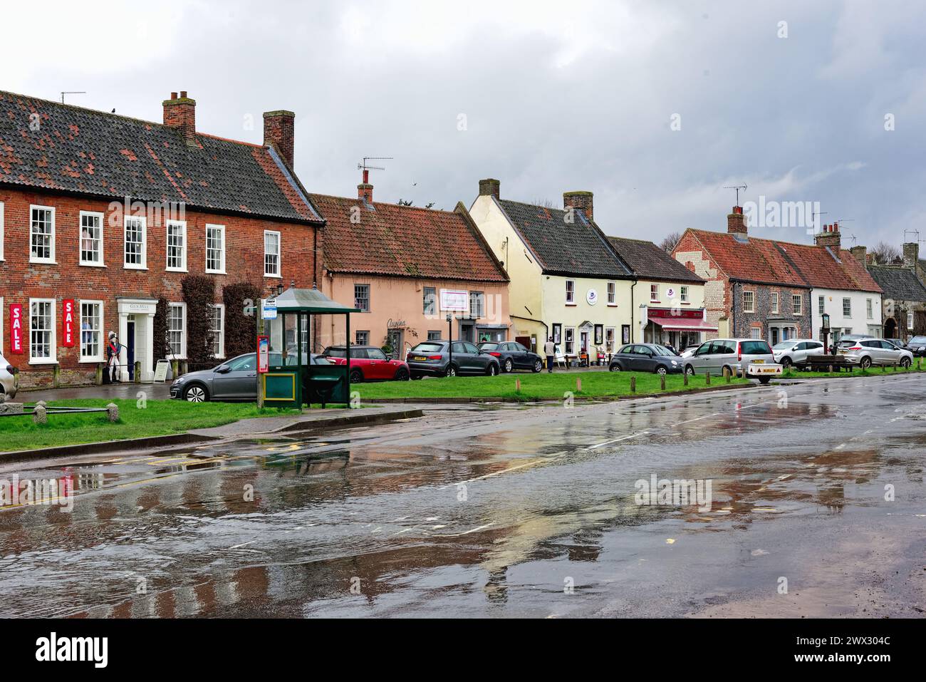 Il villaggio di Burnham Market, risalente al XVII secolo, in una giornata di primavera umida, East Anglia Inghilterra Regno Unito Foto Stock