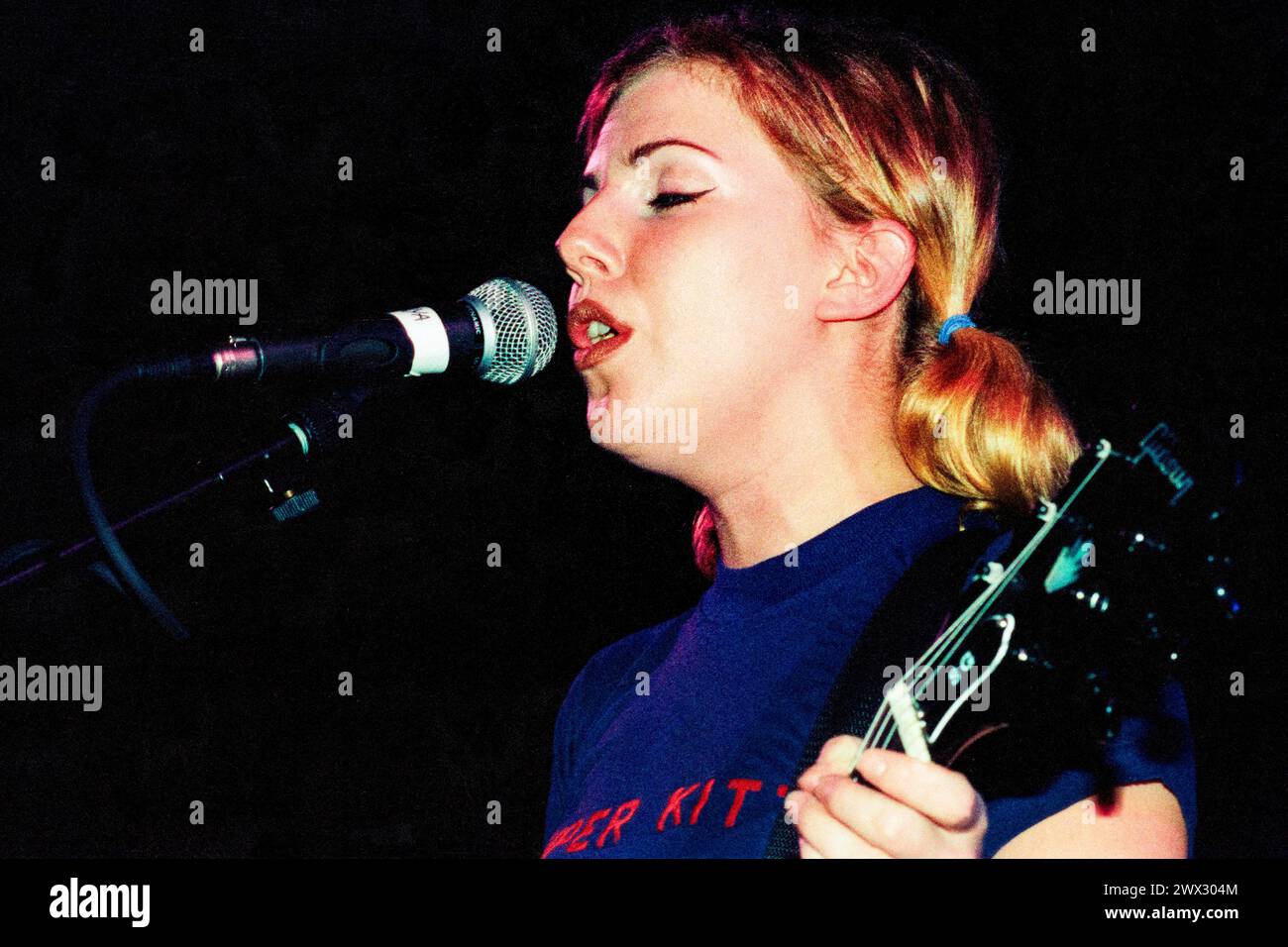 TANYA DONELLY, BELLY, 1995: Tanya Donelly of Belly suona dal vivo alla Bristol University Anson Room il 24 febbraio 1995. Fotografia: Rob Watkins. INFO: Belly, una band alternative rock originaria di Newport, Rhode Island, emerse negli anni '90 con il loro suono melodico e i testi introspettivi. Successi come "Feed the Tree" hanno mostrato la loro accattivante miscela di folk e alternative rock, guadagnando loro un seguito devoto. Foto Stock