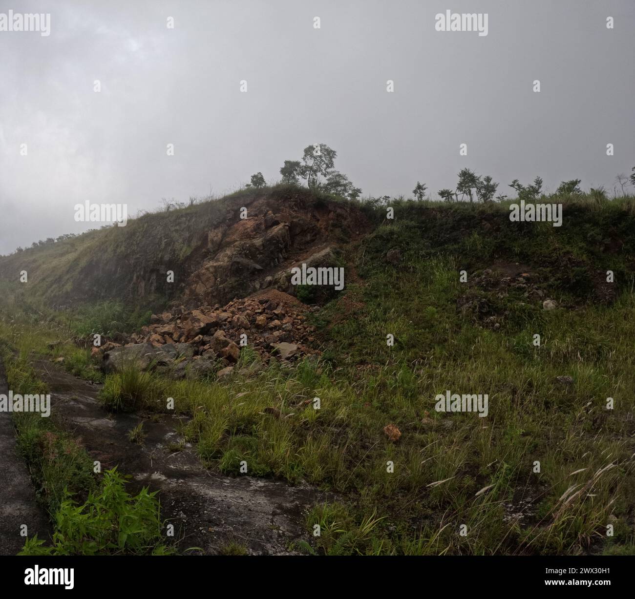 terra frana sulle colline con uno sfondo naturale Foto Stock