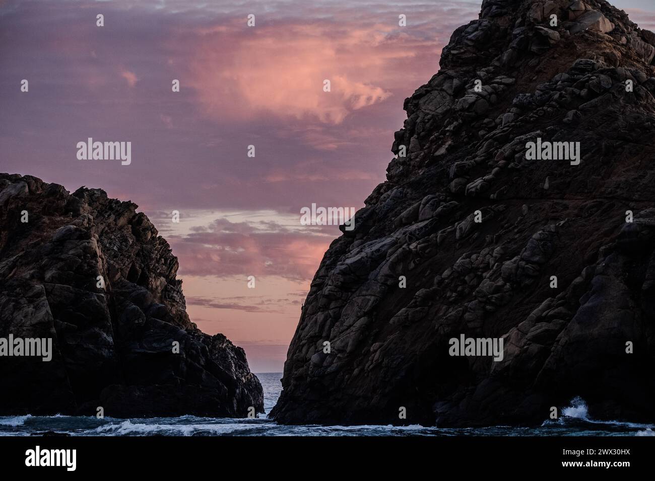 Vista al tramonto di Pfeiffer Beach a Big Sur, California, Stati Uniti Foto Stock