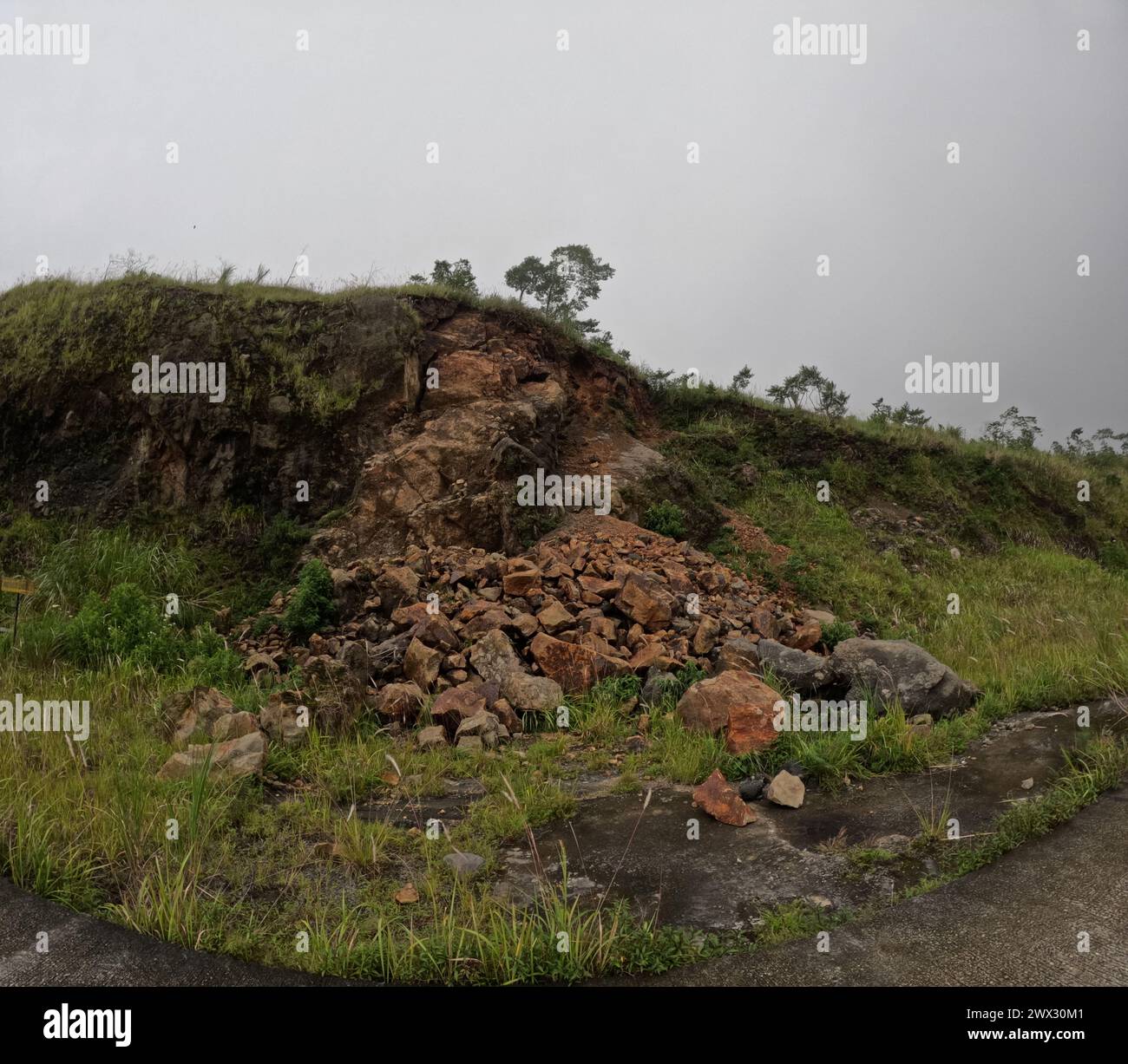 terra frana sulle colline con uno sfondo naturale Foto Stock