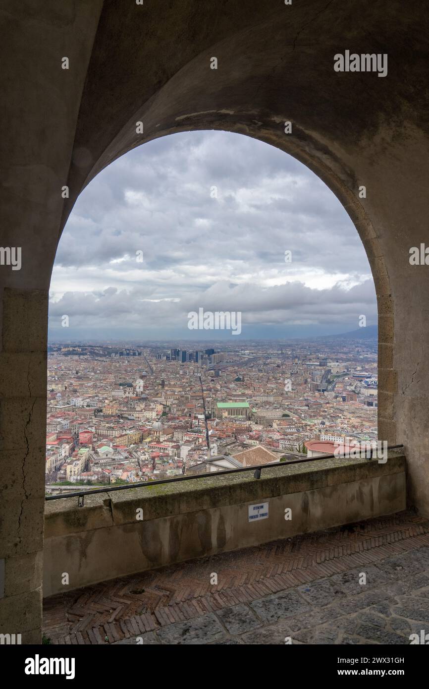 Vista del gruppo di edifici di Napoli dalla cima di Castel Sant'Elmo, Italia. Foto Stock