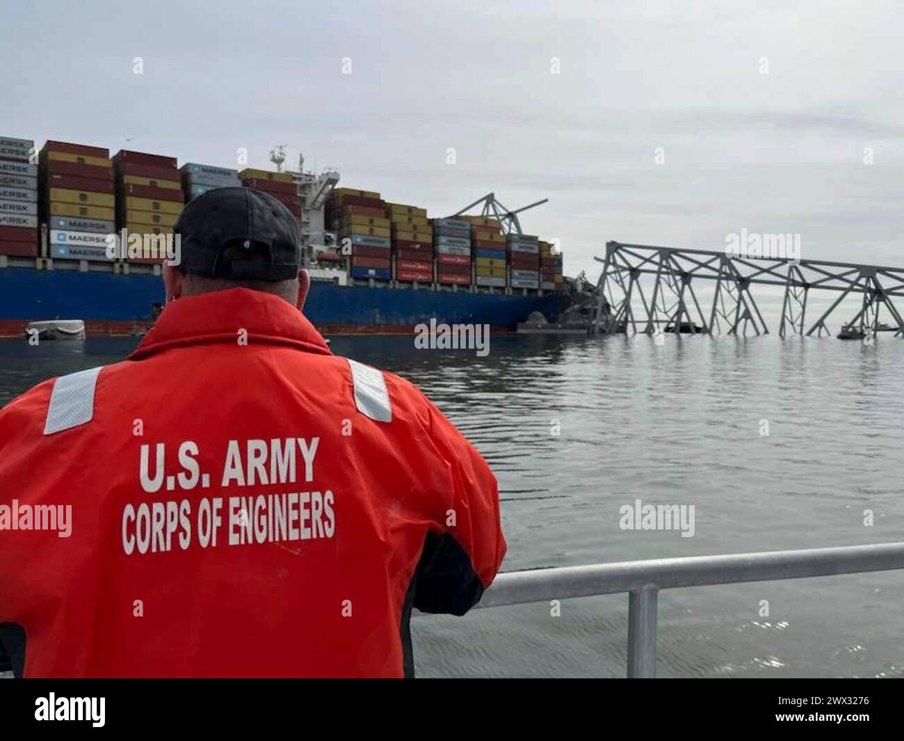 Lo staff della U.S. Army Corps of Engineers Navigation osservò i danni derivanti dal crollo del Francis Scott Key Bridge a Baltimora, il 26 marzo 2024. In accordo con le autorità federali dell'USACE, l'USACE guiderà lo sforzo di sgomberare il canale come parte del più ampio sforzo di recupero interagenzia per ripristinare le operazioni nel porto di Baltimora. Foto Stock