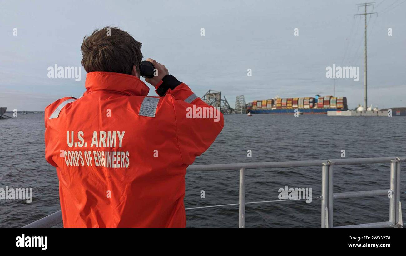 Lo staff della U.S. Army Corps of Engineers Navigation osservò i danni derivanti dal crollo del Francis Scott Key Bridge a Baltimora, il 26 marzo 2024. In accordo con le autorità federali dell'USACE, l'USACE guiderà lo sforzo di sgomberare il canale come parte del più ampio sforzo di recupero interagenzia per ripristinare le operazioni nel porto di Baltimora. Foto Stock