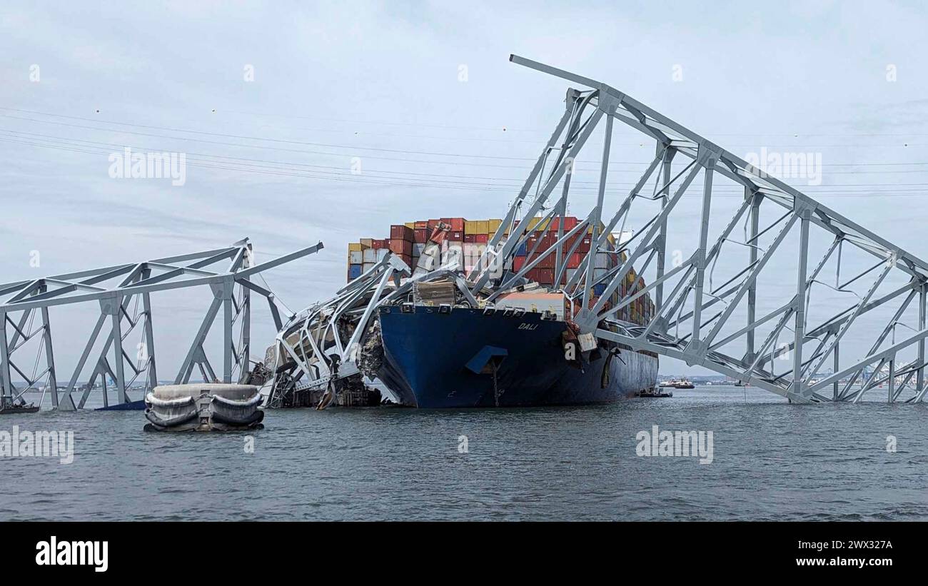 Lo staff del corpo degli ingegneri dell'esercito statunitense a bordo della nave CATLETT, Hydrographic Survey, osserva i danni derivanti dal crollo del Francis Scott Key Bridge a Baltimora, il 26 marzo 2024. In accordo con le autorità federali dell'USACE, l'USACE guiderà lo sforzo di sgomberare il canale come parte del più ampio sforzo di recupero interagenzia per ripristinare le operazioni nel porto di Baltimora. Foto Stock