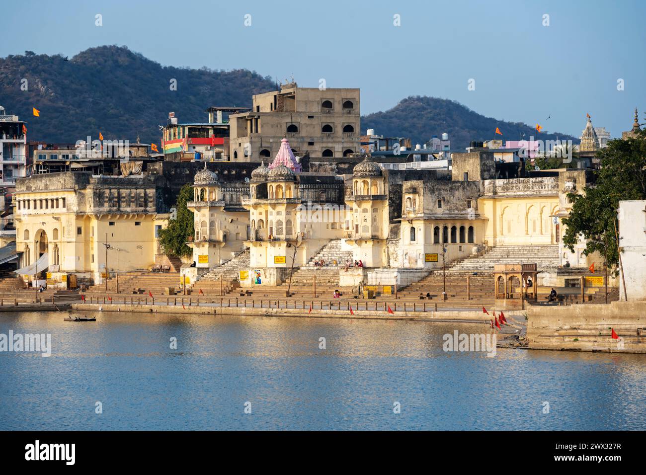 Indien, Rajasthan, Treppen zum SEE (ghat) am Nordufer des Lake Pushkar Foto Stock