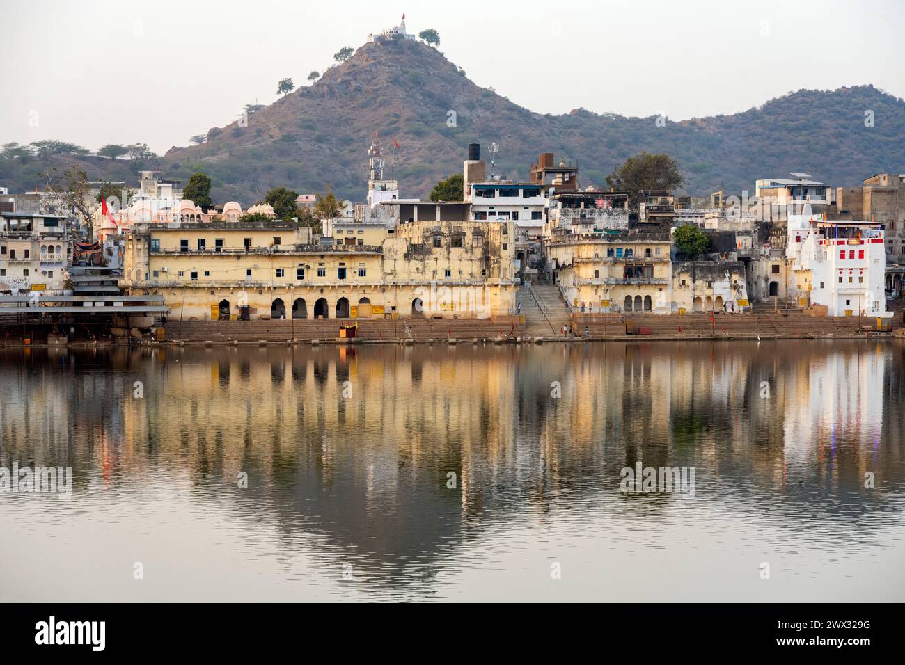 Indien, Rajasthan, Treppen zum SEE (ghat) am Nordufer des Lake Pushkar Foto Stock
