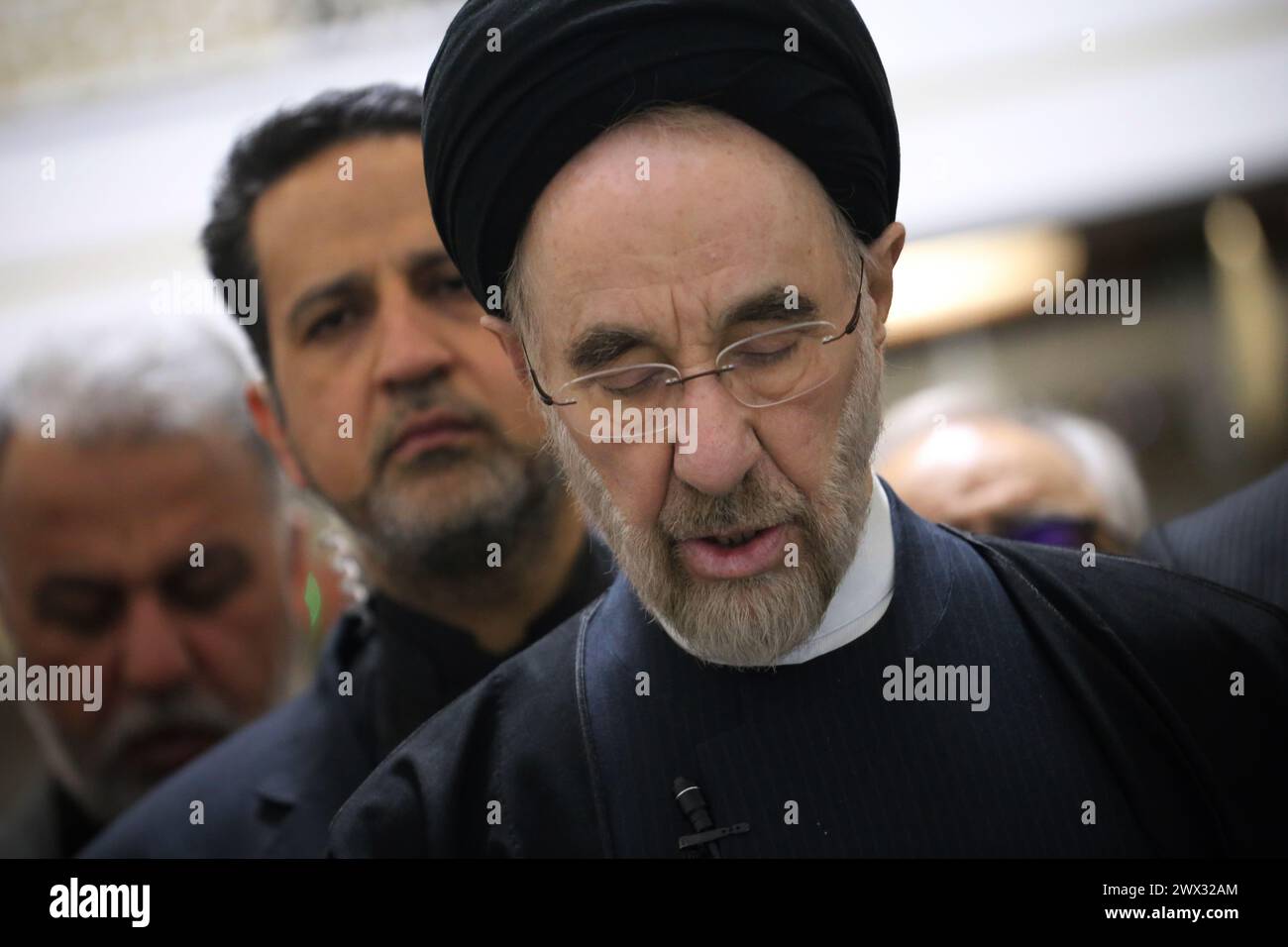 Teheran, Iran. 27 marzo 2024. L'ex presidente iraniano MOHAMMAD KHATAMI (C) partecipa a una cerimonia a Teheran. Khatami è un politico riformista iraniano che è stato il quinto presidente dell'Iran dal 1997 al 2005. È stato anche ministro della cultura dell'Iran dal 1982 al 1992. (Credit Image: © Rouzbeh Fouladi/ZUMA Press Wire) SOLO PER USO EDITORIALE! Non per USO commerciale! Foto Stock