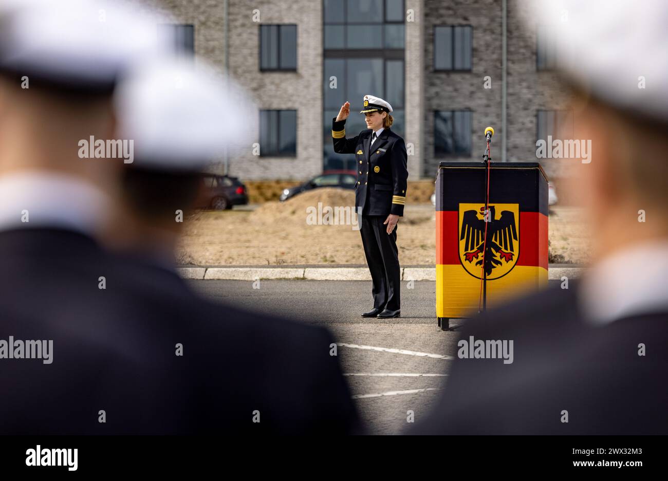 Kiel, Germania. 27 marzo 2024. Il capitano della fregata Inka von Puttkamer saluta mentre consegna il comando del 3rd Minesweeper Squadron. Von Puttkamer è la prima donna a prendere il comando di un'unità da combattimento della Marina tedesca. Credito: Axel Heimken/dpa/Alamy Live News Foto Stock