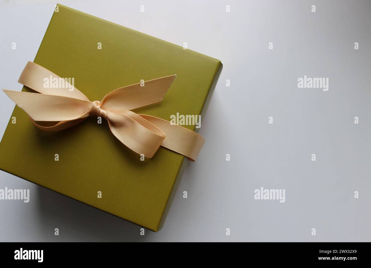 Elegante confezione regalo su Una superficie bianca con vista dall'alto per biglietti d'auguri o sfondi natalizi Foto Stock