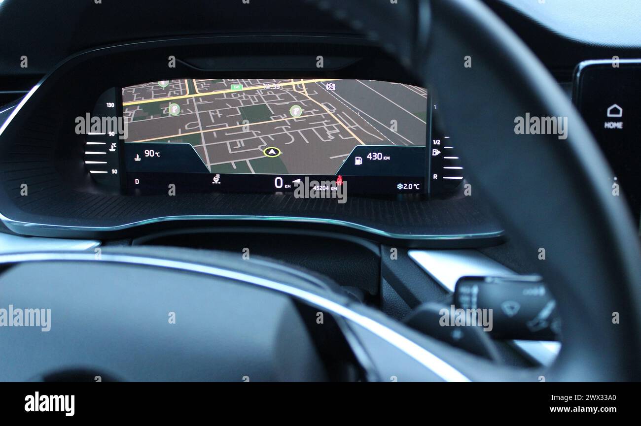 La mappa GPS viene visualizzata sul cruscotto davanti allo sguardo del conducente all'interno della vettura Foto Stock