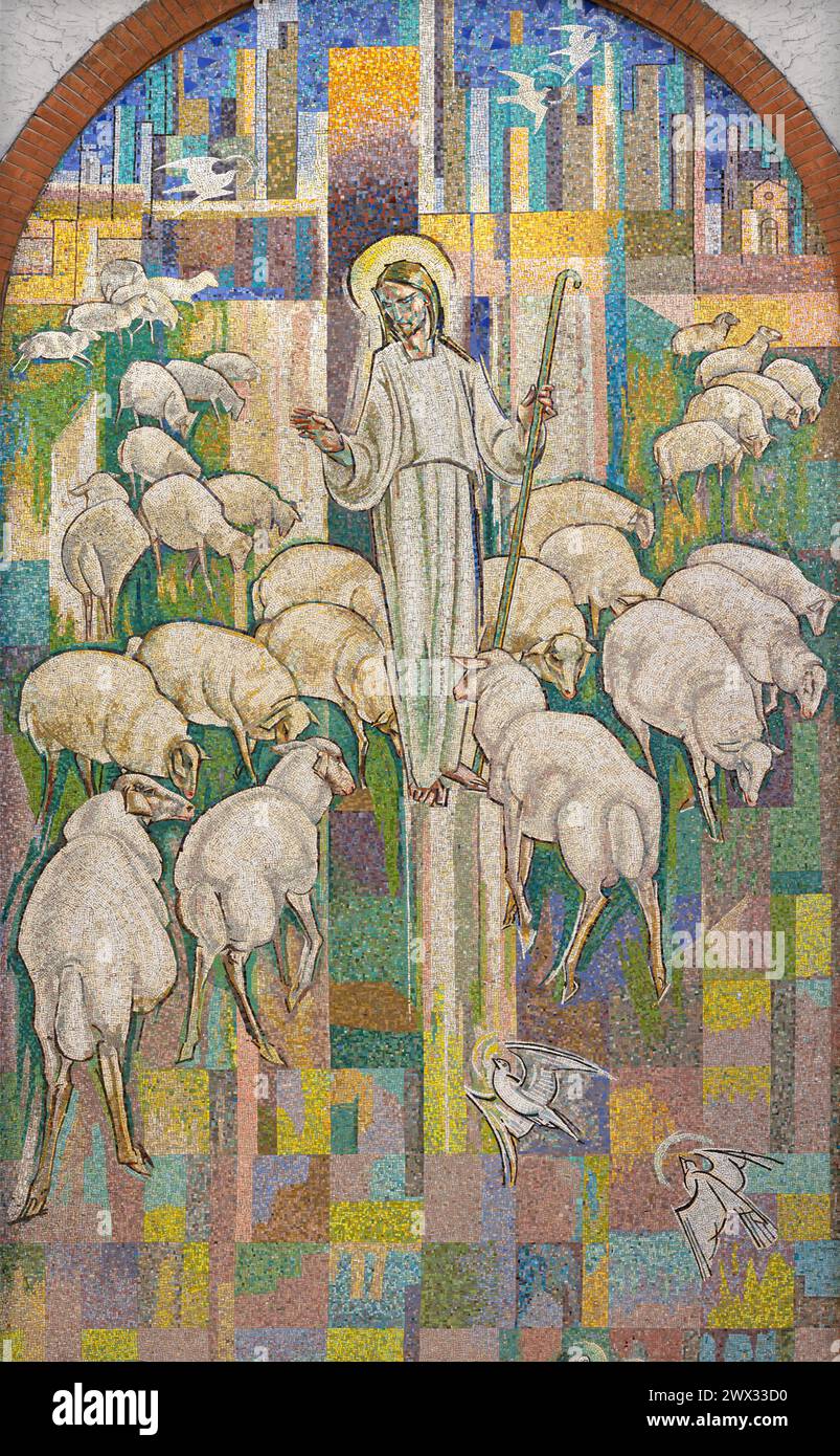 MILANO, ITALIA - 4 MARZO 2024: Il mosaico del buon Pastore nella chiesa di Santa Rita da Cascia disegnato da Pater P.Leo Coppens Foto Stock