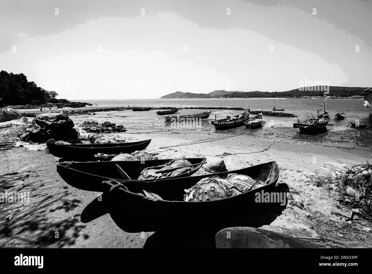 Fantastiche barche da pesca nel villaggio di Goa o Kerala ot Karnataka (monocromatico). Giornata di sole nel sud dell'India. Foto Stock