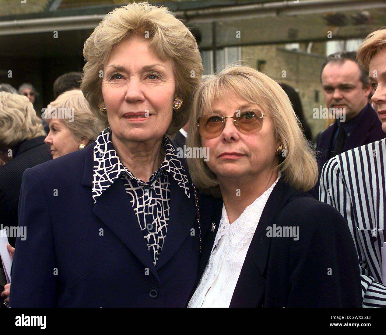 Foto datata 30/03/99 di Doreen Wise (a destra) e Joan Morecombe, vedove di Morecambe e Wise, dopo il funerale di Ernie Wise a Slough Crematorium, Berkshire. La vedova di Eric Morecambe, Joan, è morta "pacificamente" al suo 97° compleanno a seguito di una breve malattia, la sua famiglia ha annunciato. Sposò il famoso comico, noto per il suo doppio atto Morecambe e Wise al fianco di Ernie Wise, a Margate nel 1952. Data di pubblicazione: Mercoledì 27 marzo 2024. Foto Stock