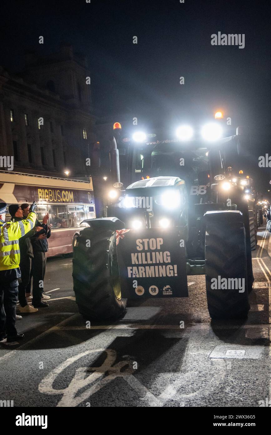 WESTMINSTER, LONDRA - 25 marzo 2024: Gli agricoltori britannici partecipano a una manifestazione fuori dal Parlamento a Londra Foto Stock