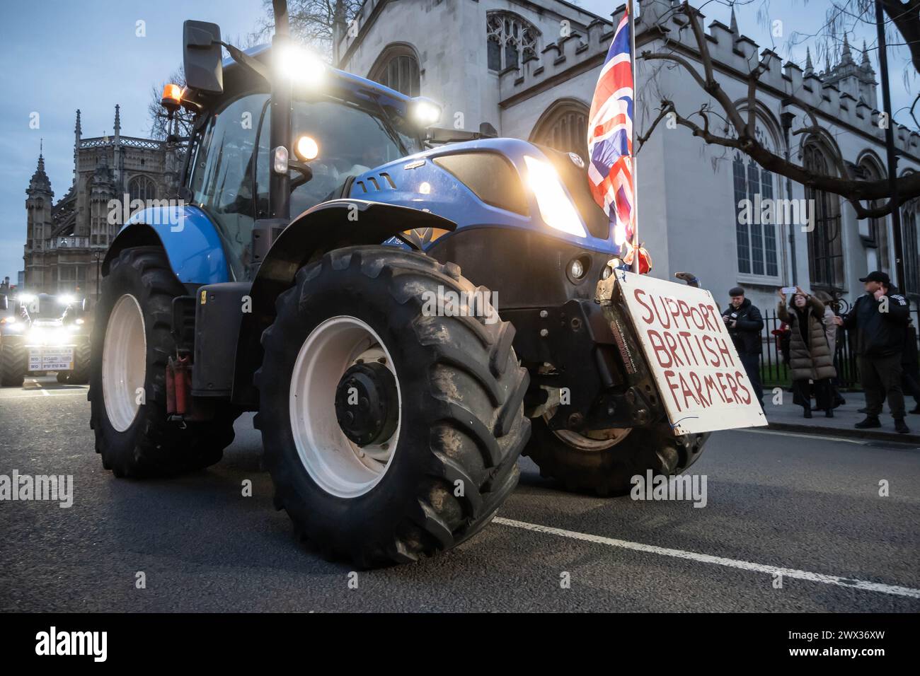 WESTMINSTER, LONDRA - 25 marzo 2024: Gli agricoltori britannici partecipano a una manifestazione fuori dal Parlamento a Londra Foto Stock