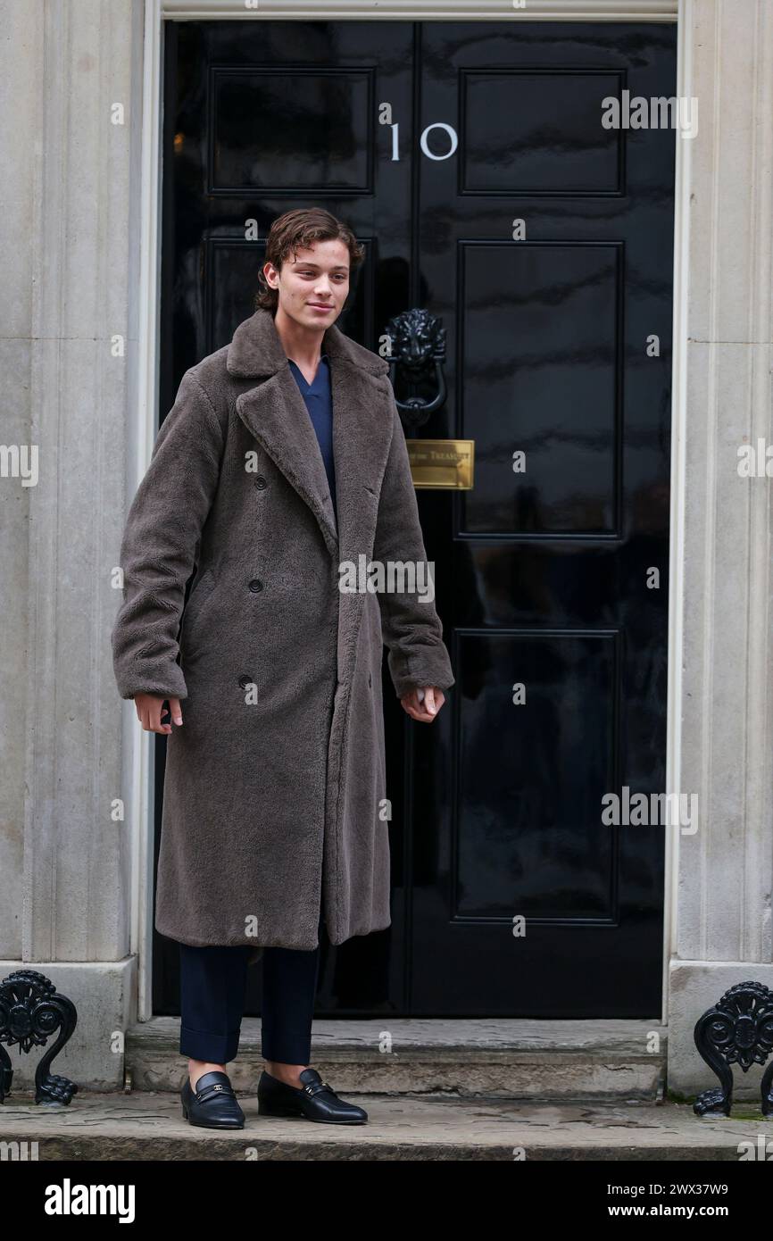 Bobby Brazier posa per le fotografie fuori dal numero 10 di Downing Street a Londra. Foto Stock