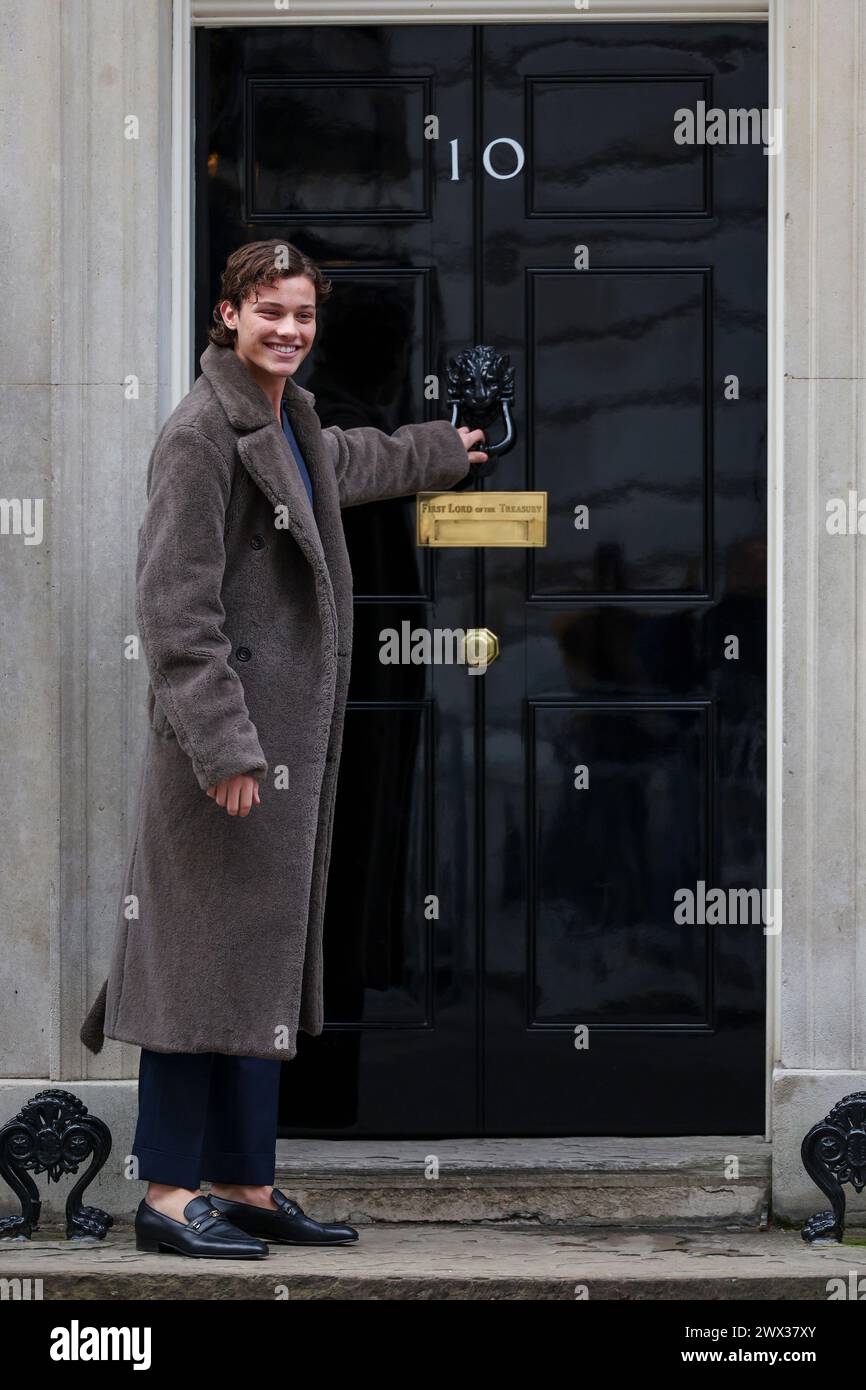 Bobby Brazier posa per le fotografie fuori dal numero 10 di Downing Street a Londra. Foto Stock