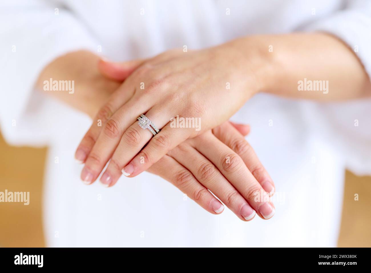 Ragazza che indossa il diamante anello di fidanzamento Foto Stock