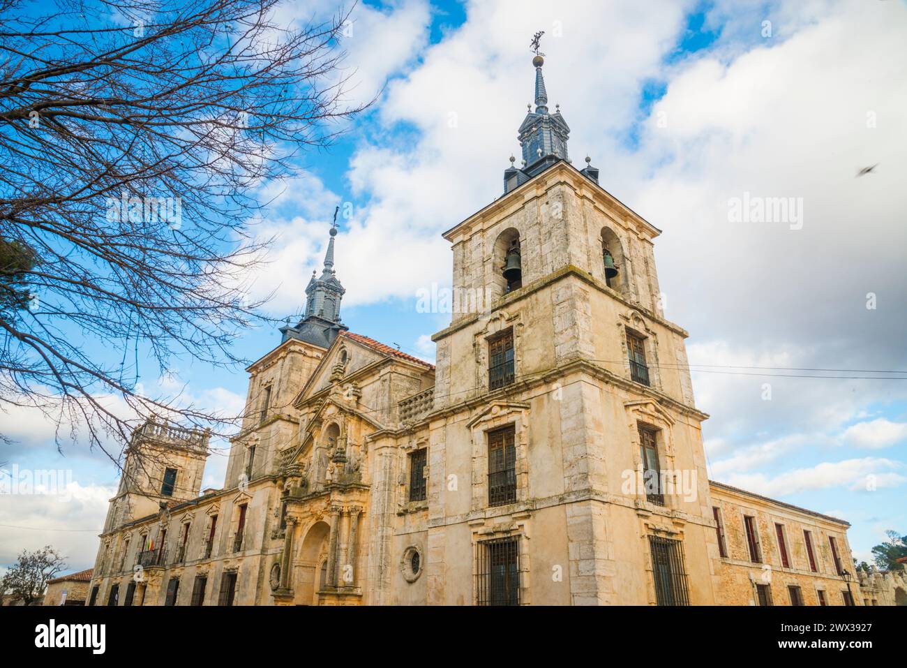 Facciata della chiesa e del palazzo di San Francisco Javier. Nuevo Baztan, provincia di Madrid, Spagna. Foto Stock